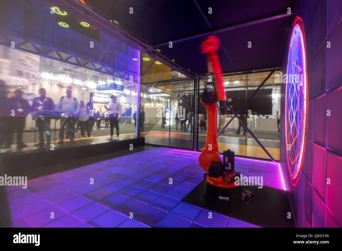 01.06.2022, Deutschland, Niedersachsen, Hannover - Hannover Messe, SAP-Stand mit KUKA Roboterarm im Rahmen einer Lightshow. 00A220601D191CARO.JPG [MODELL RELEA Stockfoto