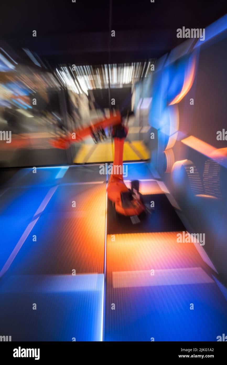 01.06.2022, Deutschland, Niedersachsen, Hannover - Hannover Messe, SAP-Stand mit KUKA Roboterarm im Rahmen einer Lightshow. 00A220601D173CARO.JPG [MODELL RELEA Stockfoto