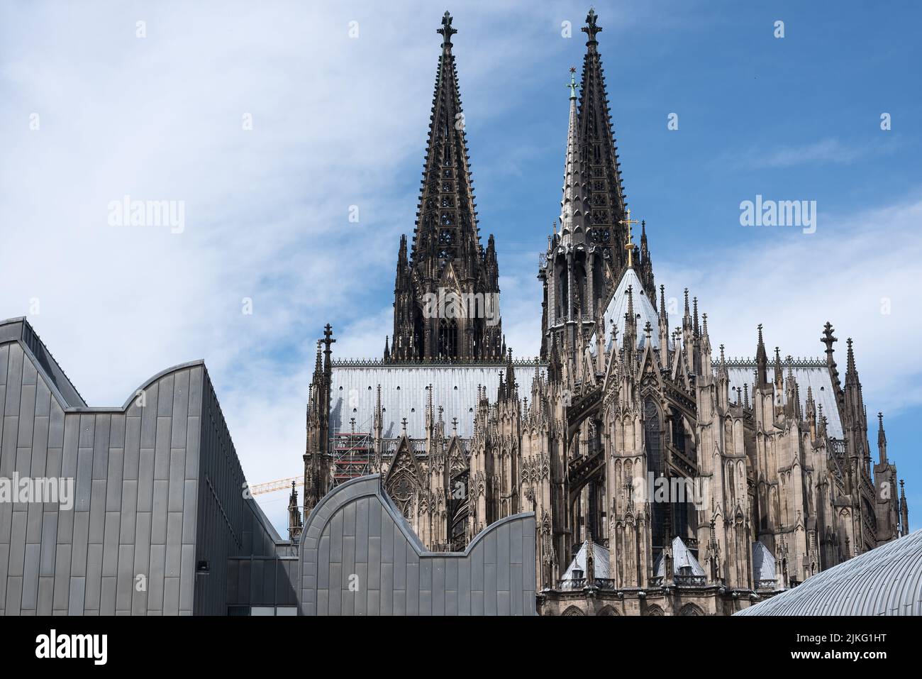 03.06.2022, Deutschland, Nordrhein-Westfalen, Köln - Kölner Dom hinter den Dächern und der Fassade des Museums Ludwig. 0JL220603D002CAROEX.JPG Stockfoto