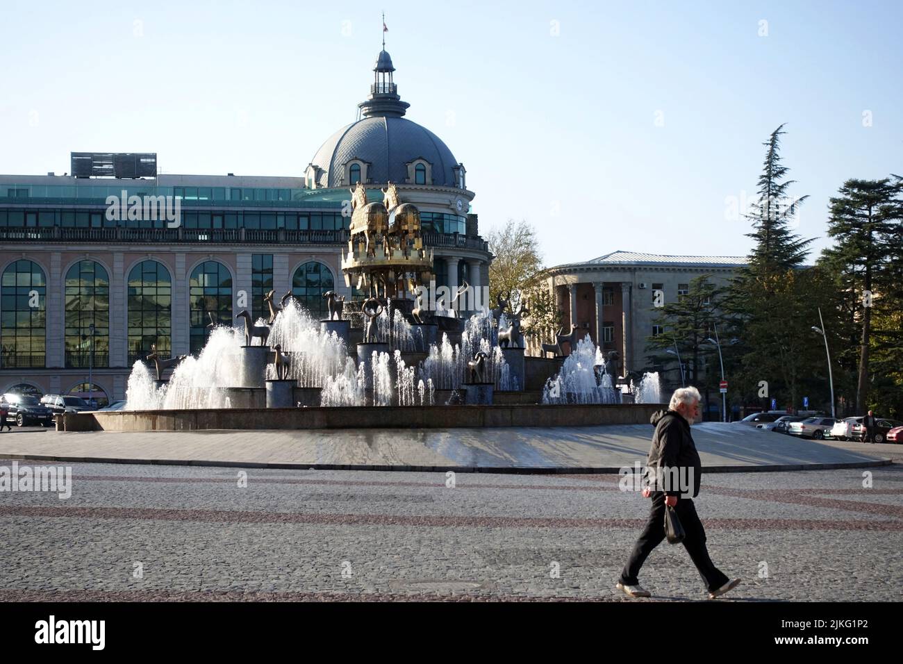 16.11.2019, Georgia, Imeretia, Kutaisi - David Agmashenebeli Platz mit dem Kolchis Brunnen. 00S191116D044CAROEX.JPG [MODEL RELEASE: NO, PROPERTY RE Stockfoto