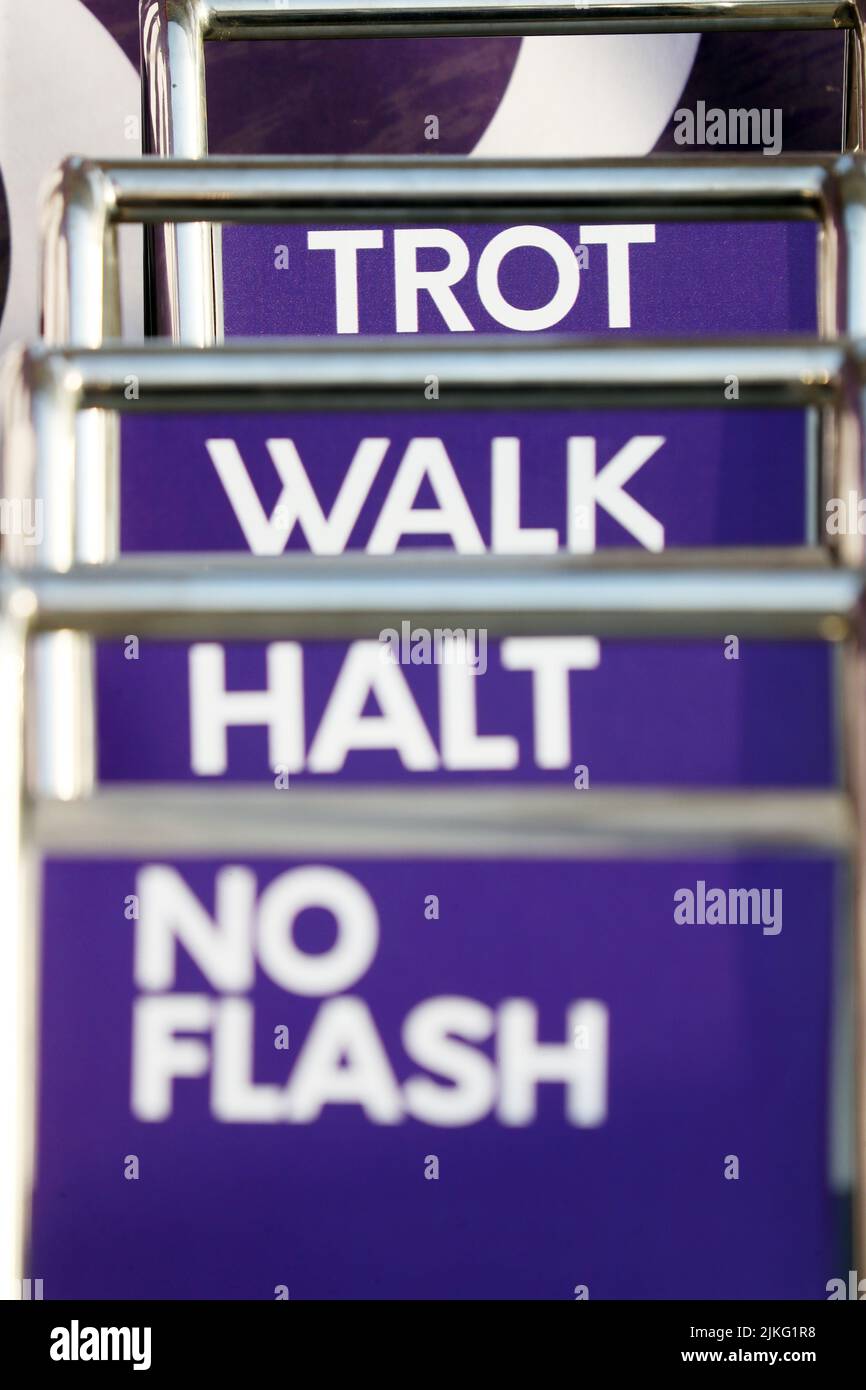 23.02.2022, Katar, , Doha - Schild mit den Worten: Trab, Walk, Halt und No Flash. 00S220223D136CAROEX.JPG [MODEL RELEASE: NO, PROPERTY RELEASE: NO (C Stockfoto