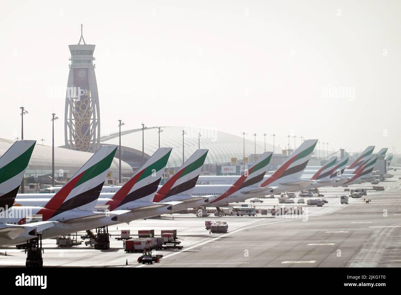 27.03.2022, Vereinigte Arabische Emirate, , Dubai - Emirates Airways Flugzeuge vor dem Dubai International Airport Terminal geparkt. 00S220327D218CAROEX Stockfoto