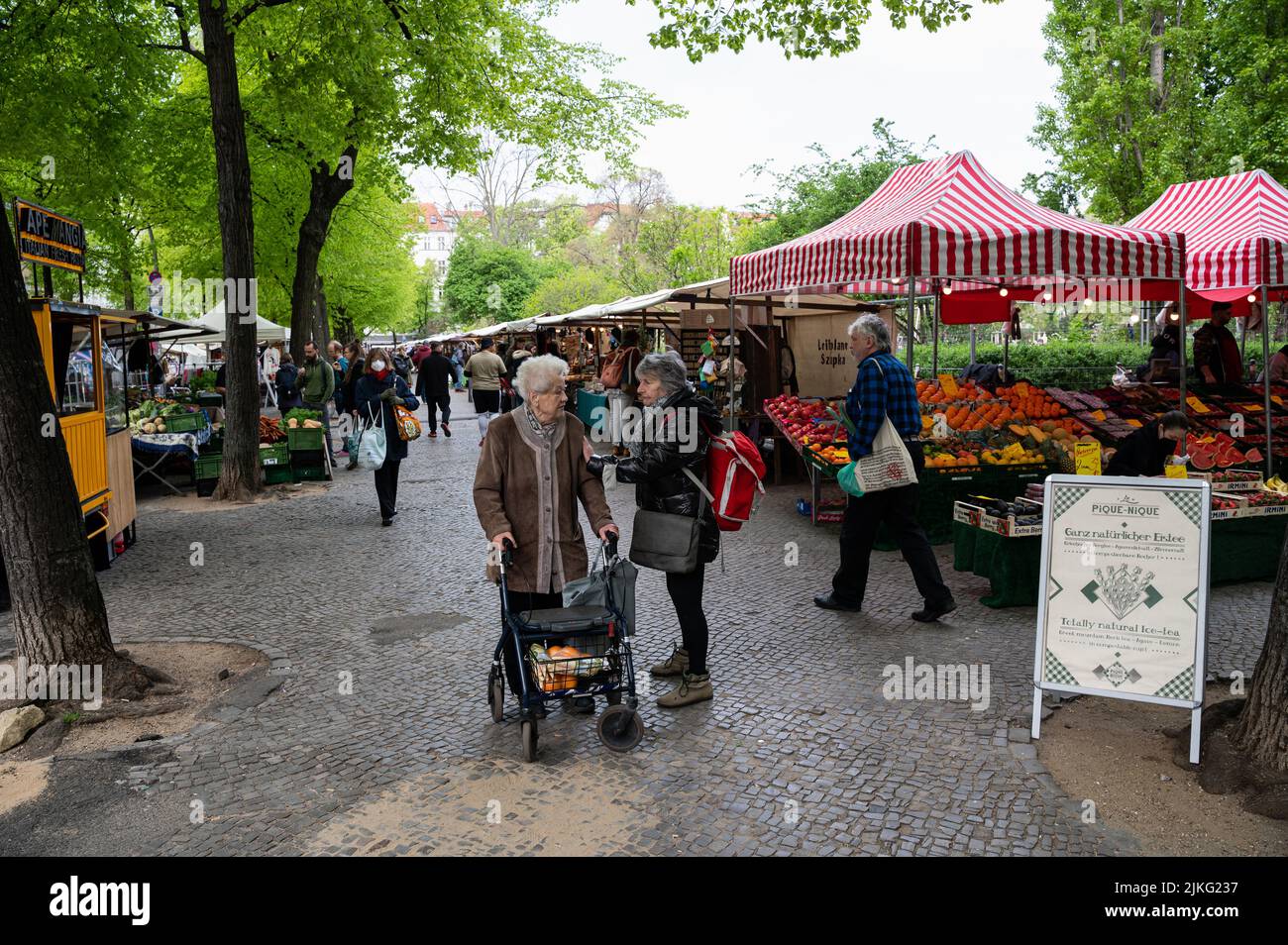 30.04.2022, Deutschland, Berlin, Berlin - Europa - auf dem Wochenmarkt am Boxhagener Platz im Stadtteil Friedrichshain-Kreuzberg auf einer s Stockfoto