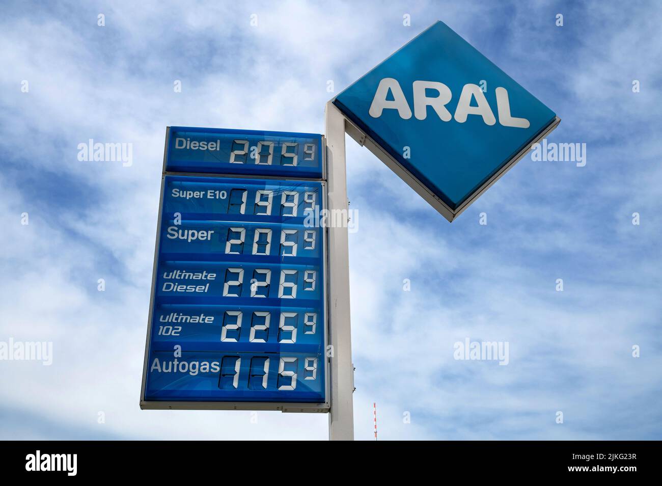30.04.2022, Deutschland, Berlin, Berlin - Europa - Eine Preistafel zeigt an einer ARAL-Tankstelle in Mitt erhöhte Kraftstoffpreise für Benzin und Diesel an Stockfoto
