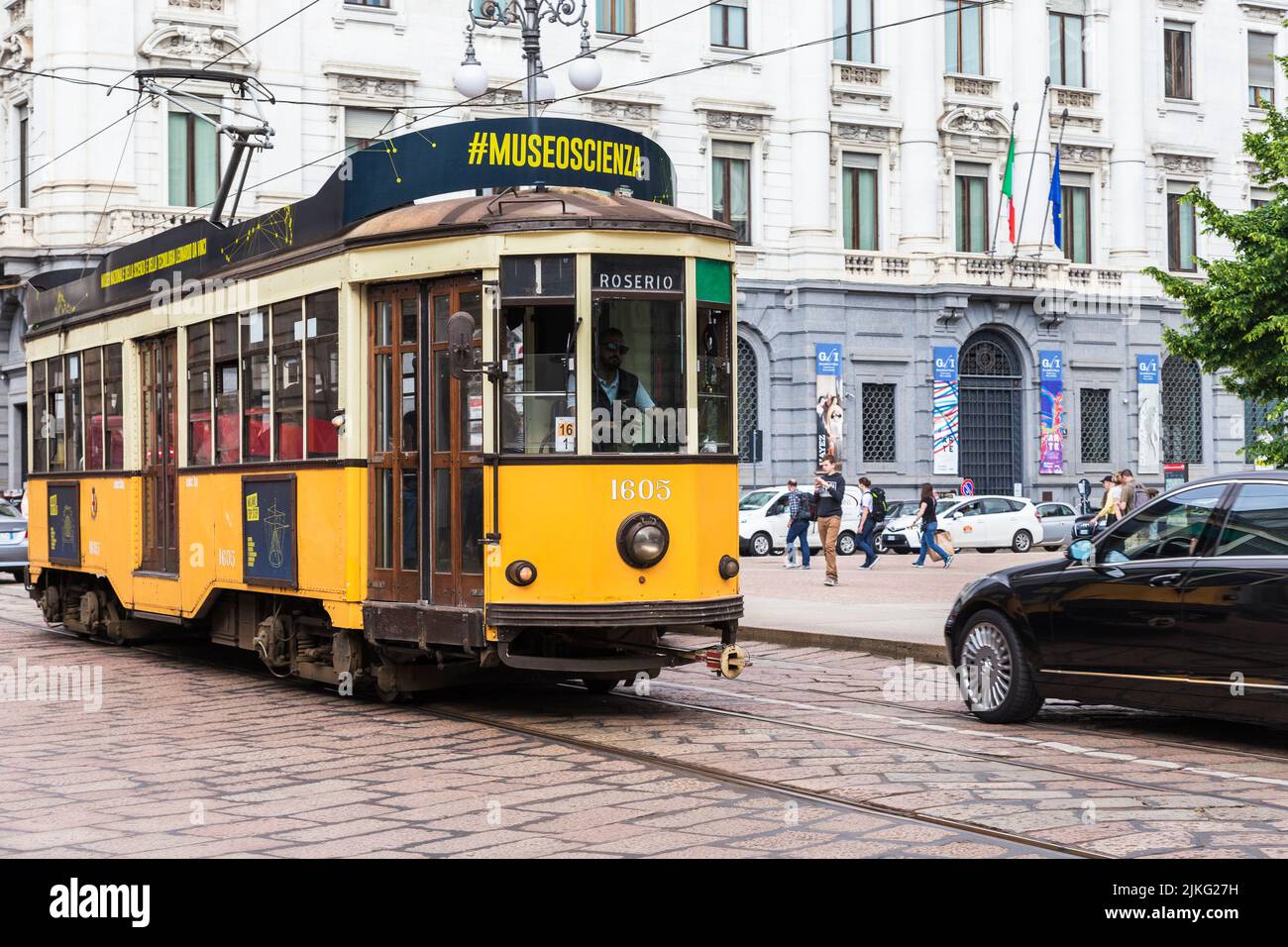 MAILAND, ITALIEN - 12. MAI 2018: Diese gelbe Retro-Straßenbahn mit Fahrgästen auf den Straßen der Stadt wird seit 1927 genutzt. Stockfoto