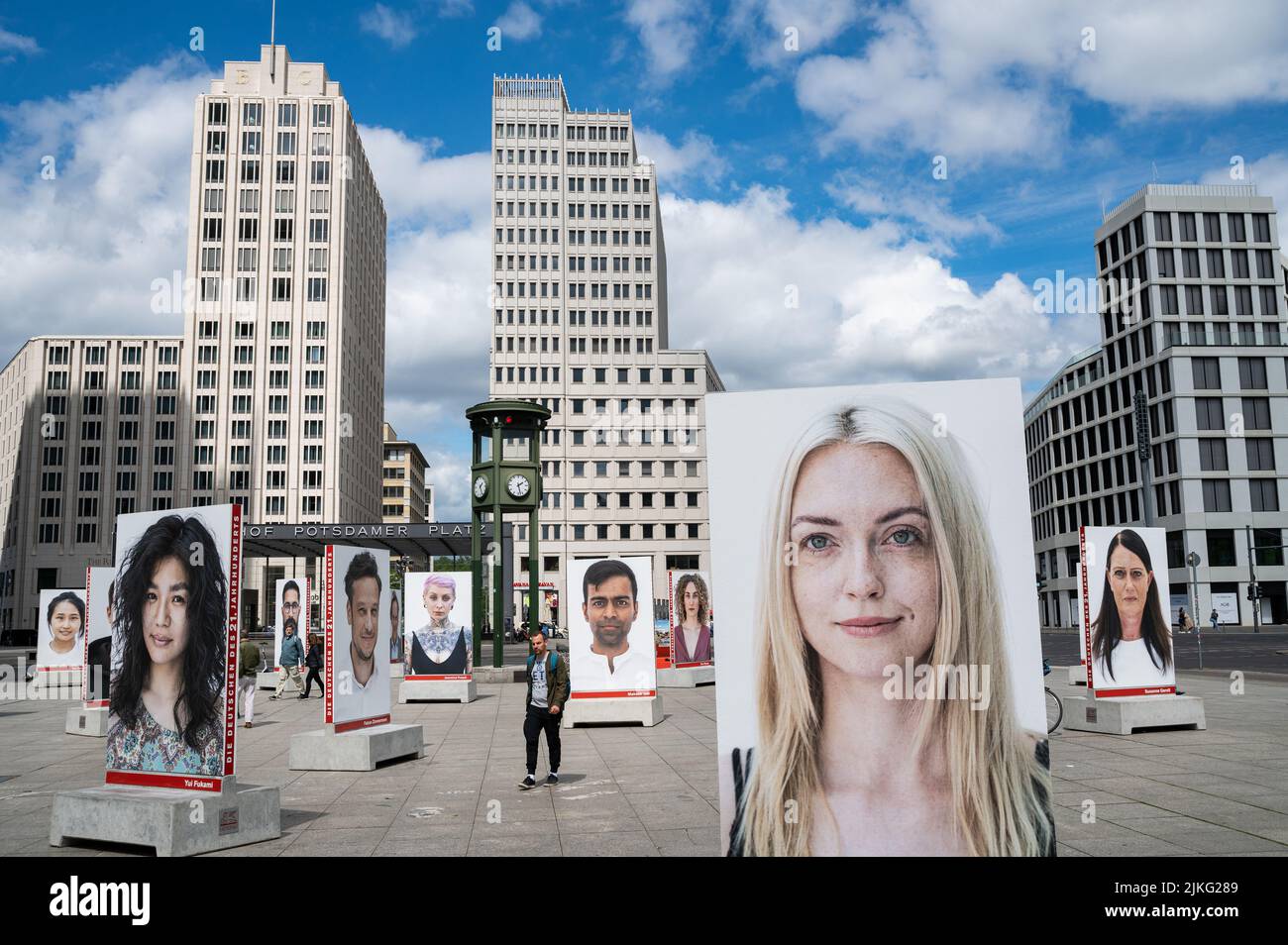 22.05.2022, Deutschland, Berlin, Berlin - Europa - Kunstinstallation die Deutschen des 21.. Jahrhunderts von dem italienischen Fotografen und Kreativdirektor Oliviero Stockfoto