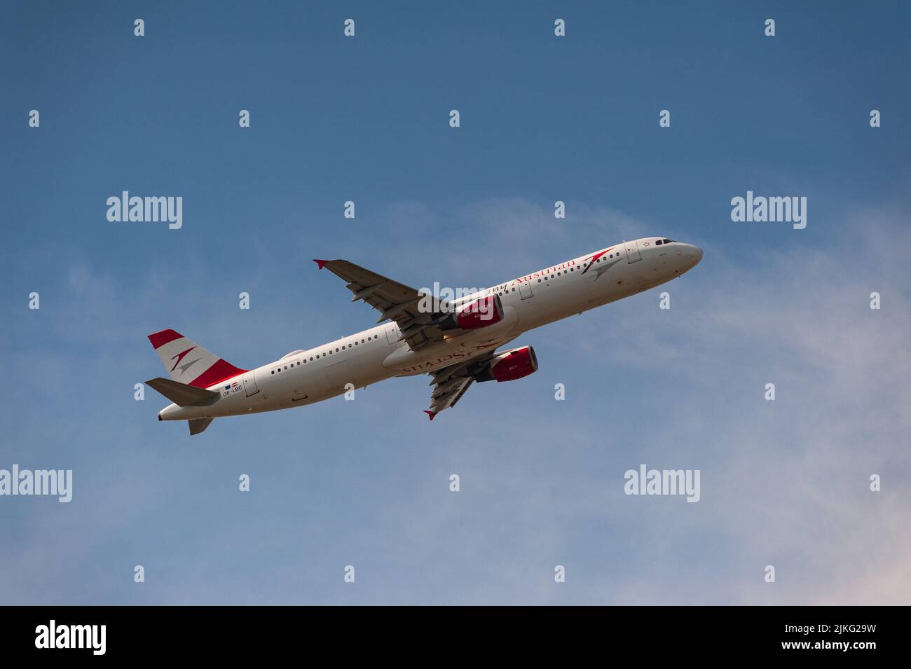 03.06.2022, Deutschland, Berlin, Berlin - Europa - ein Passagierflugzeug der Austrian Airlines A321-200 mit Registrierung OE-LBC, das ab Berlin Brande abfliegt Stockfoto