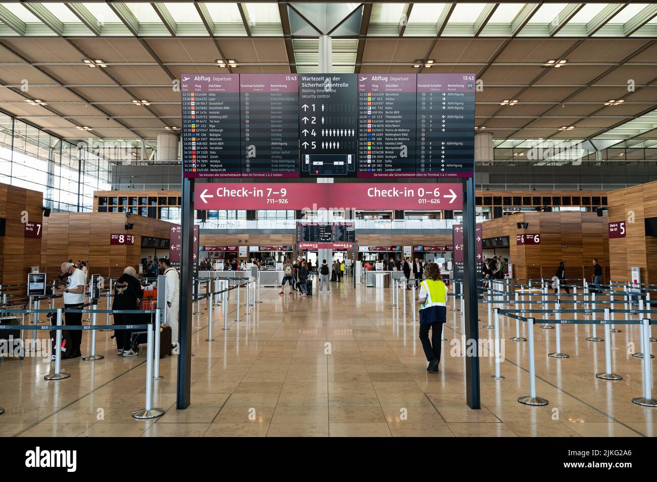 03.06.2022, Deutschland, Berlin, Berlin - Europa - eine Innenaufnahme zeigt Flugreisende vor den Check-in-Schaltern im Terminal 1 von Berlin-Brandenburg Stockfoto