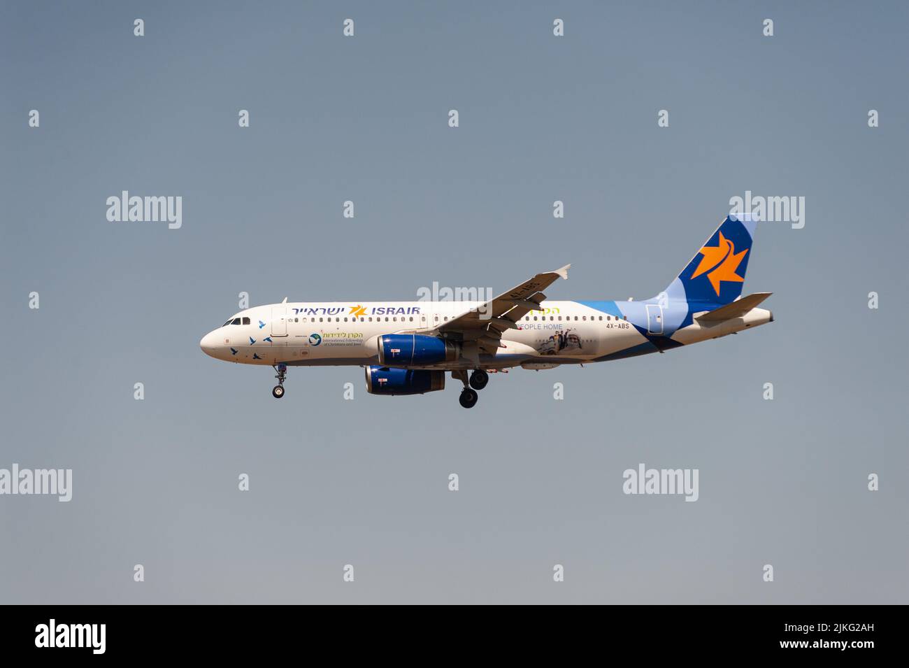 18.06.2022, Deutschland, Berlin, Berlin - Europa - ein Israir Airbus A320-200 Passagierflugzeug mit Registrierung 4X-ABS auf dem Weg nach Berlin Brandenburg Stockfoto