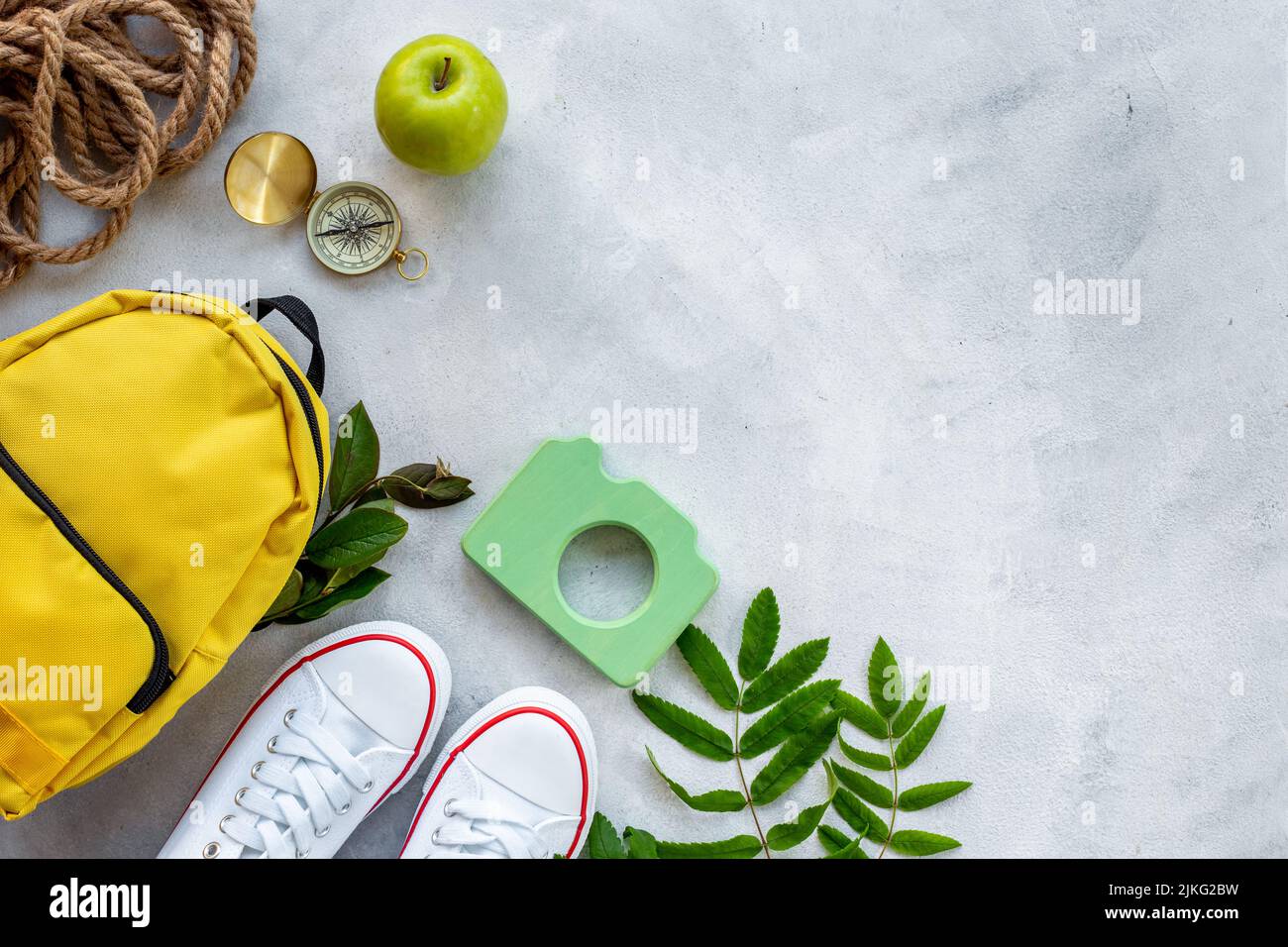 Flatlay mit Wanderrucksack und Sneakers. Sommercamp-Konzept Stockfoto