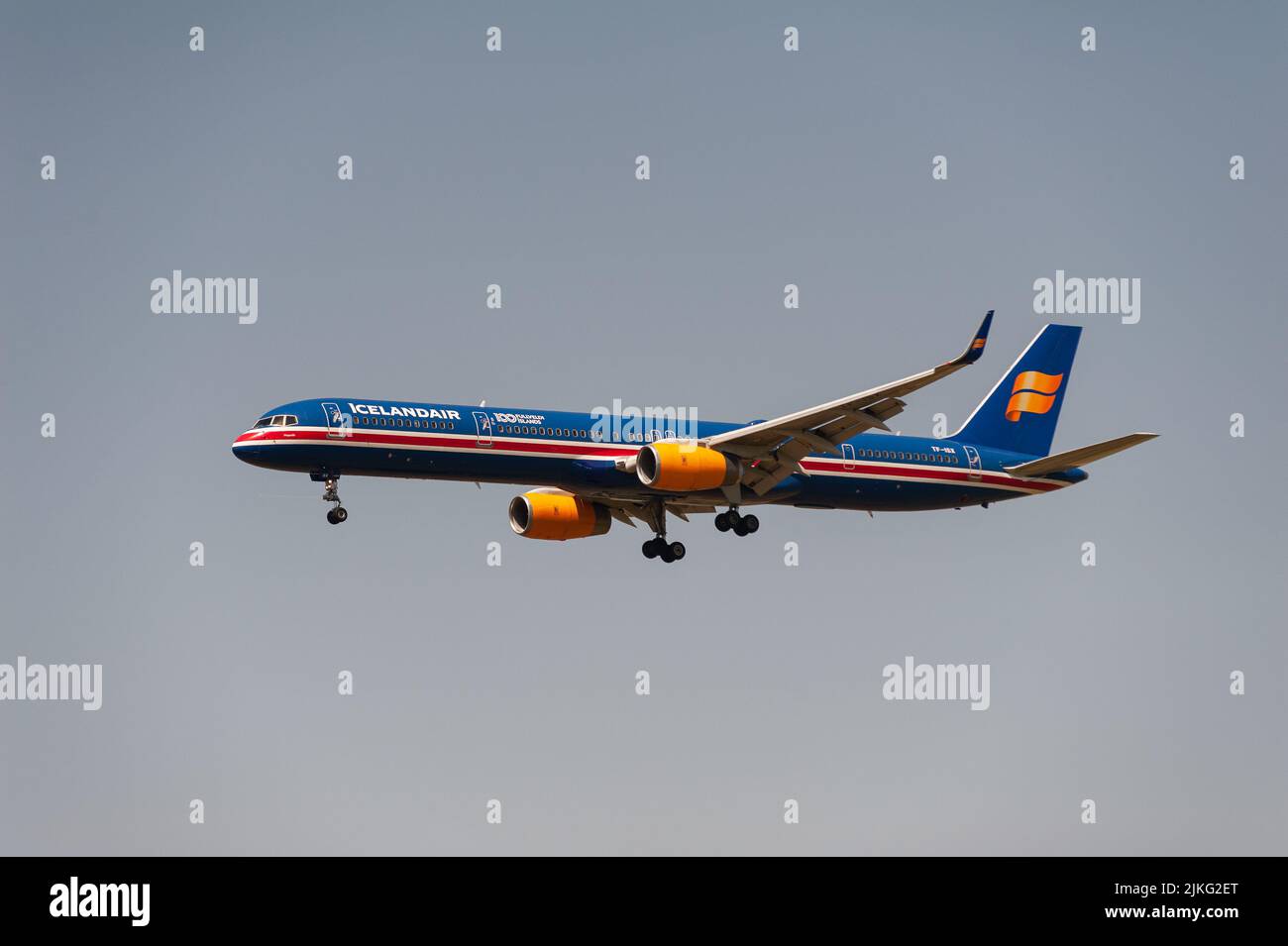 18.06.2022, Deutschland, Berlin, Berlin - Europa - ein Icelandair-Passagierflugzeug des Typs Boeing 757-300 mit Registrierung TF-ISX auf dem Weg nach Berlin Stockfoto