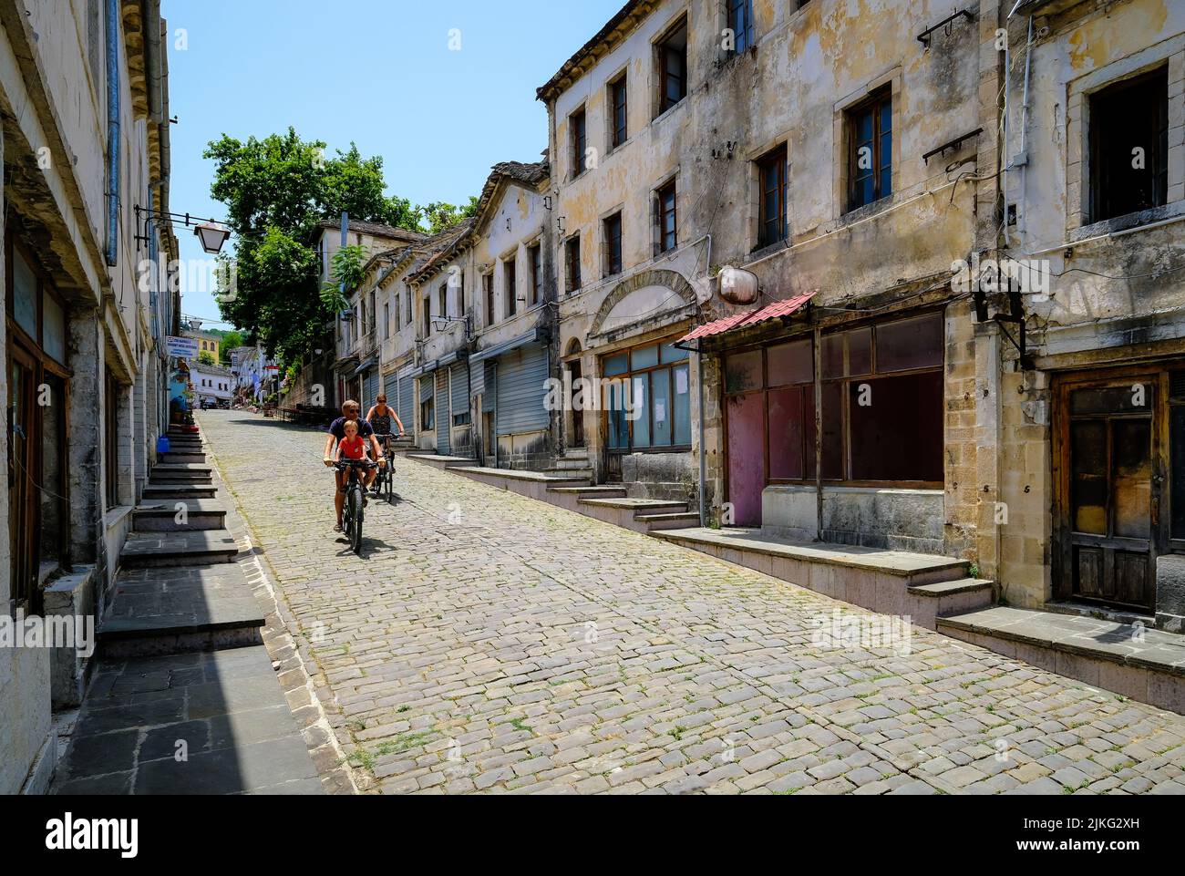 28.06.2022, Albanien, Gjirokastra, Gjirokastra - das historische Zentrum der Bergstadt Gjirokastra verschlechtert sich und gefährdet seinen UNESCO wo Stockfoto