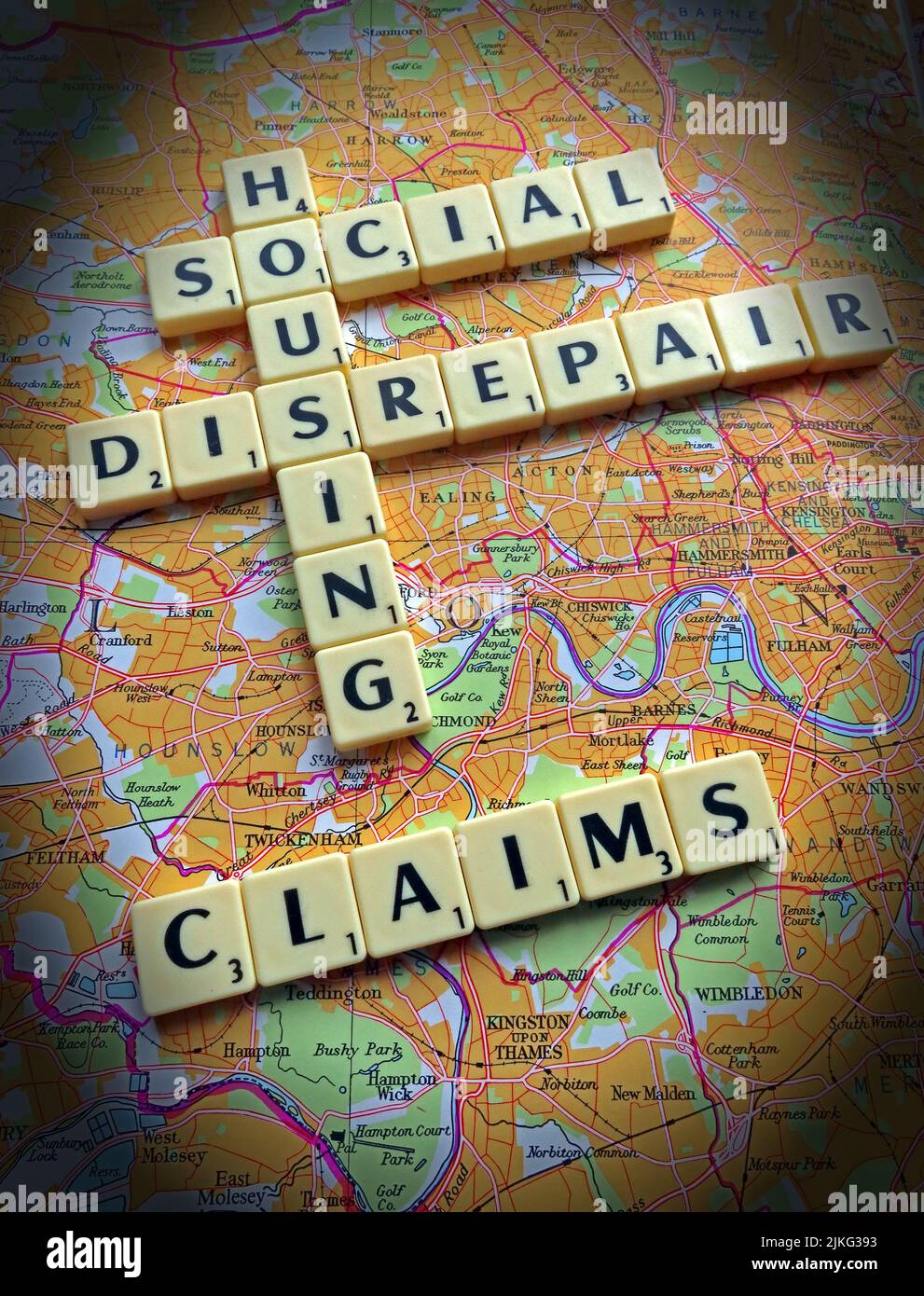 SocialHousing / Council Housing Desreparatur Probleme mit reaktionsschnellen Reparaturen, die in Scrabble-Buchstaben auf einer Karte geschrieben wurden Stockfoto