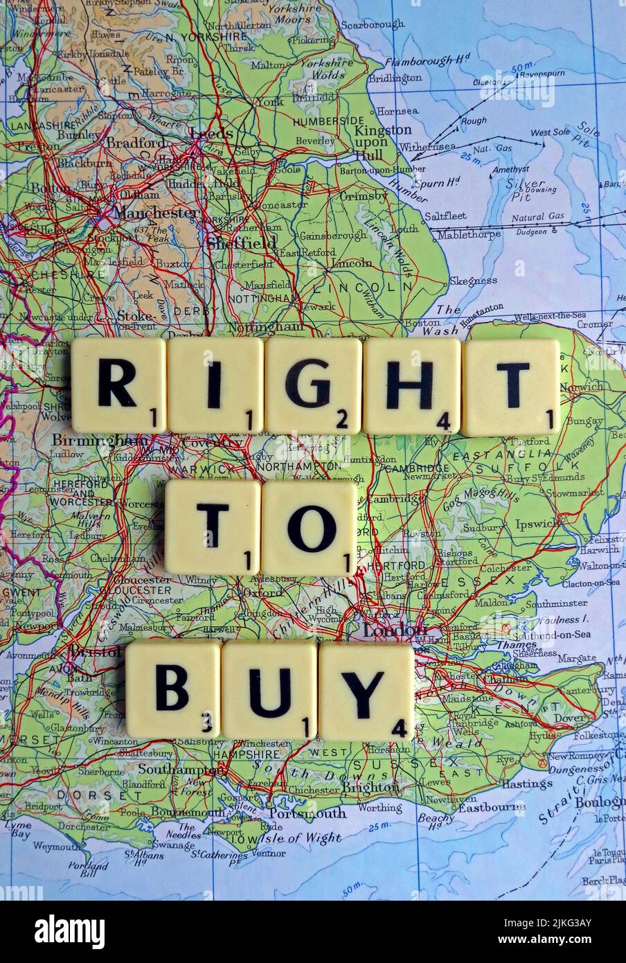 RTB, Right to Buy, in Scrabble Letters auf einer Karte von England geschrieben Stockfoto