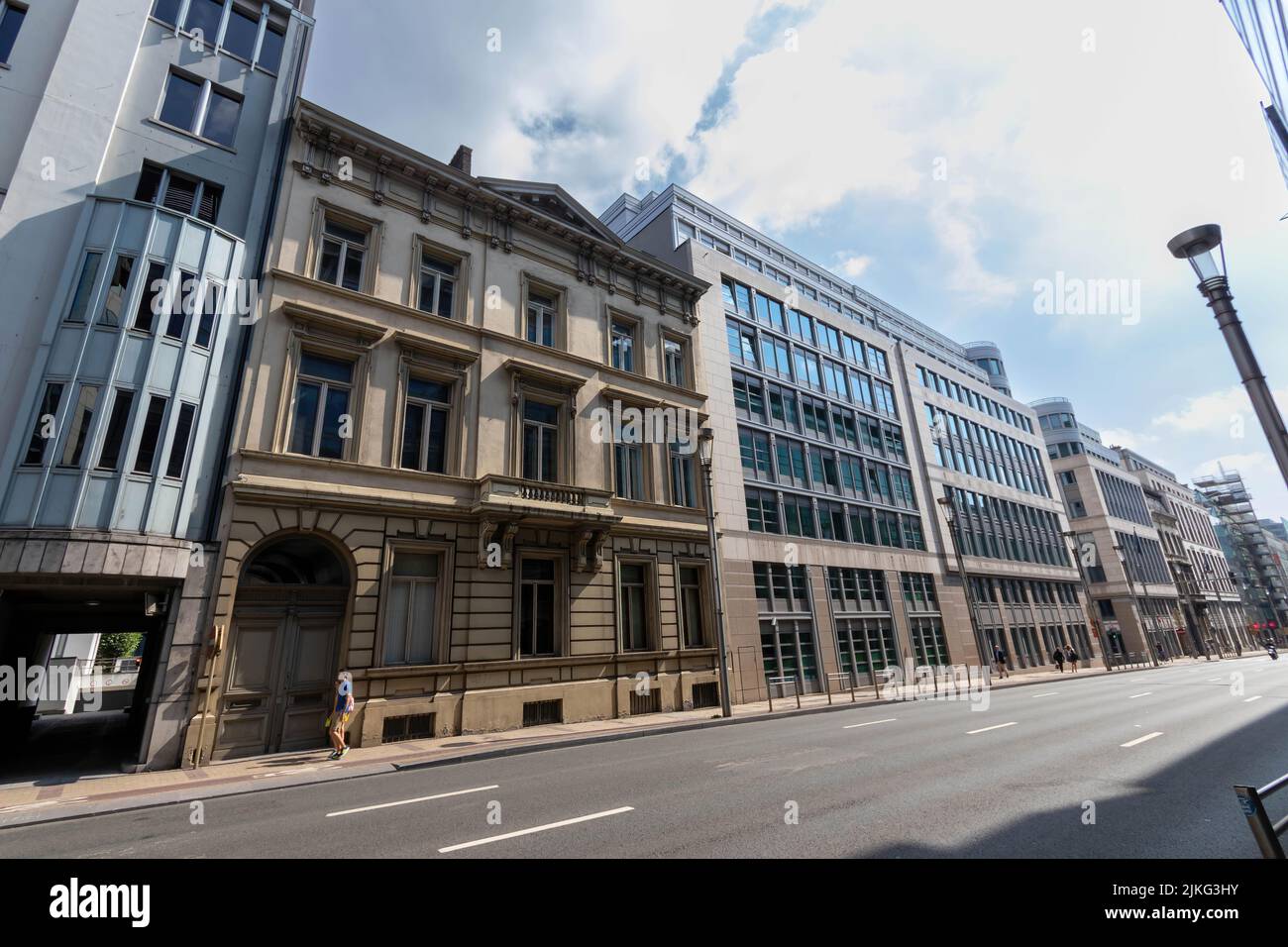 Eine Mischung aus historischer und moderner Architektur in der Rue de la Loi, Brüssel, Belgien Stockfoto