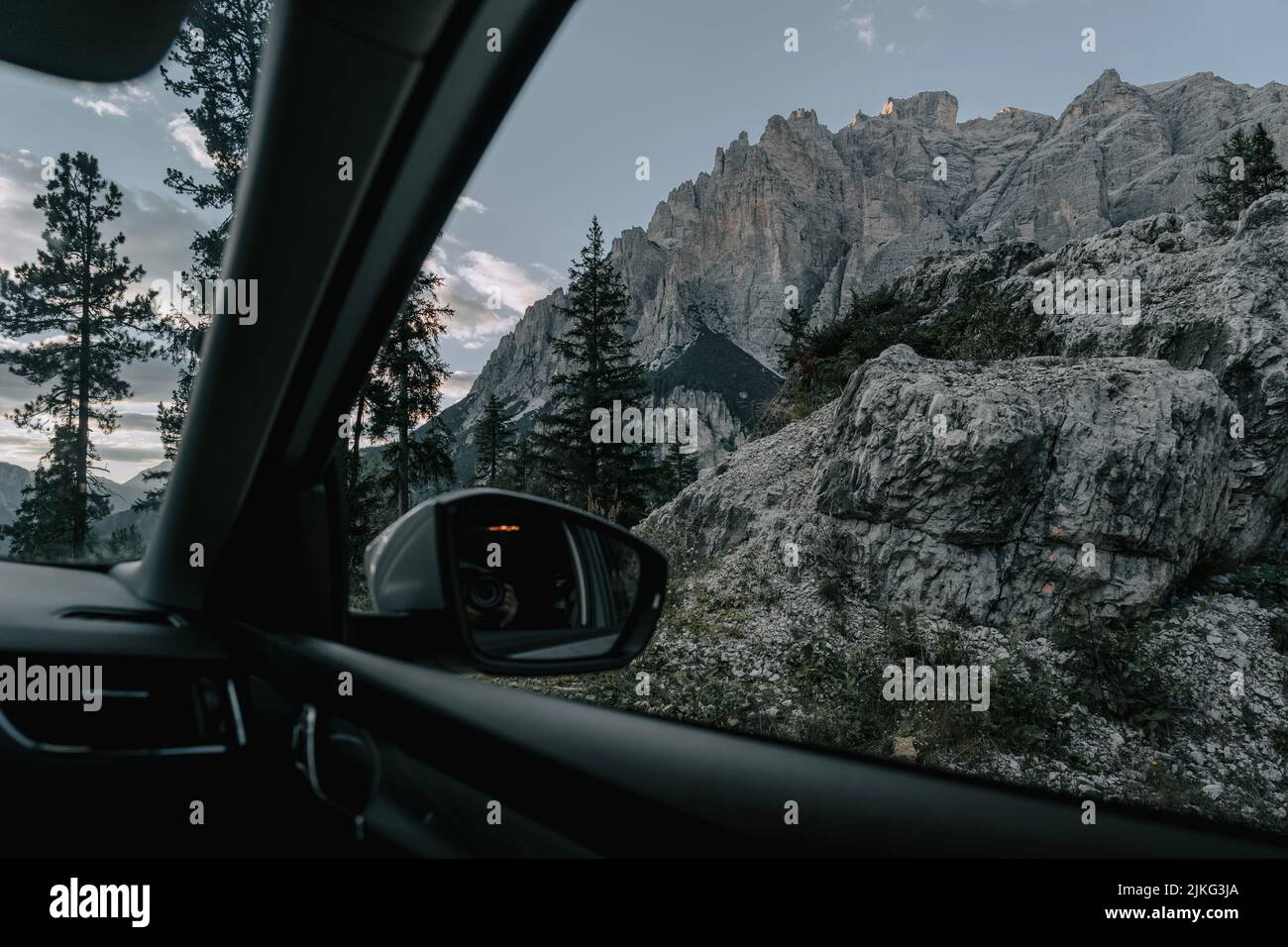 Foto aus dem Auto und mit Blick auf die Berge - Dolomiten Stockfoto