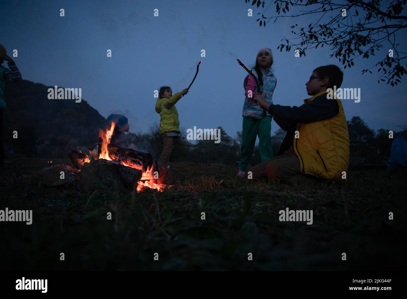 Kinder nach dem Wandern haben ein Picknick - Gruppe von glücklichen Freunden Stockfoto