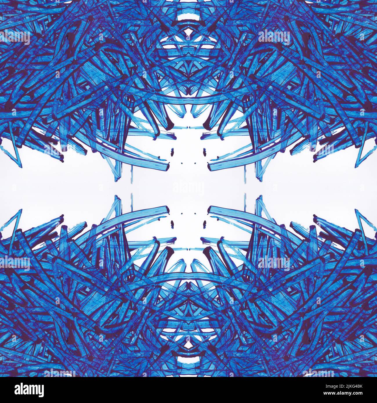 Das kreative Kunstwerk mit abstrakter blauer Farbe auf weißem Hintergrund aus gemischten Medien Stockfoto