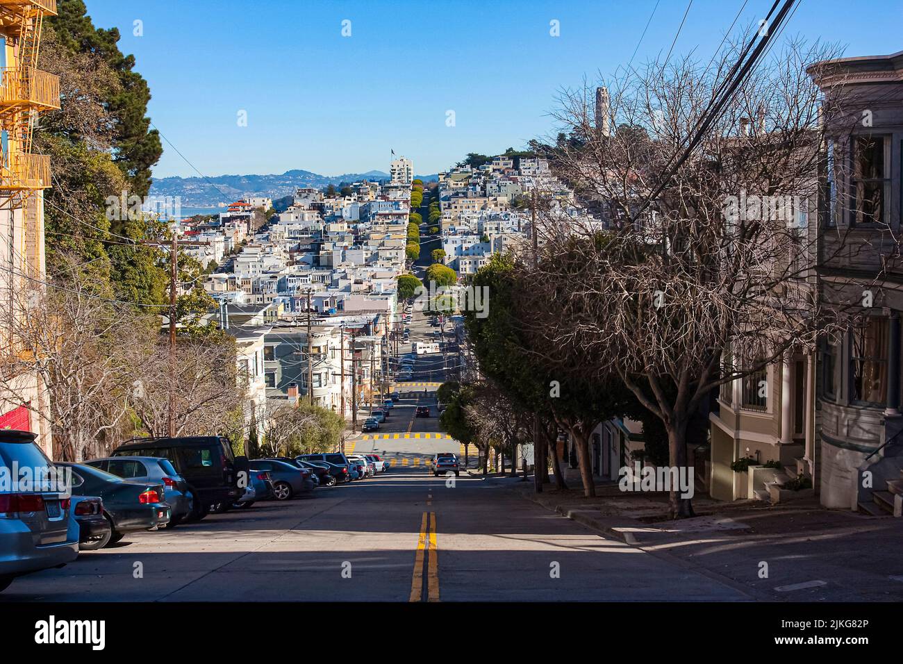 Blick auf die Lombard Street in der Innenstadt von San Francisco Stockfoto
