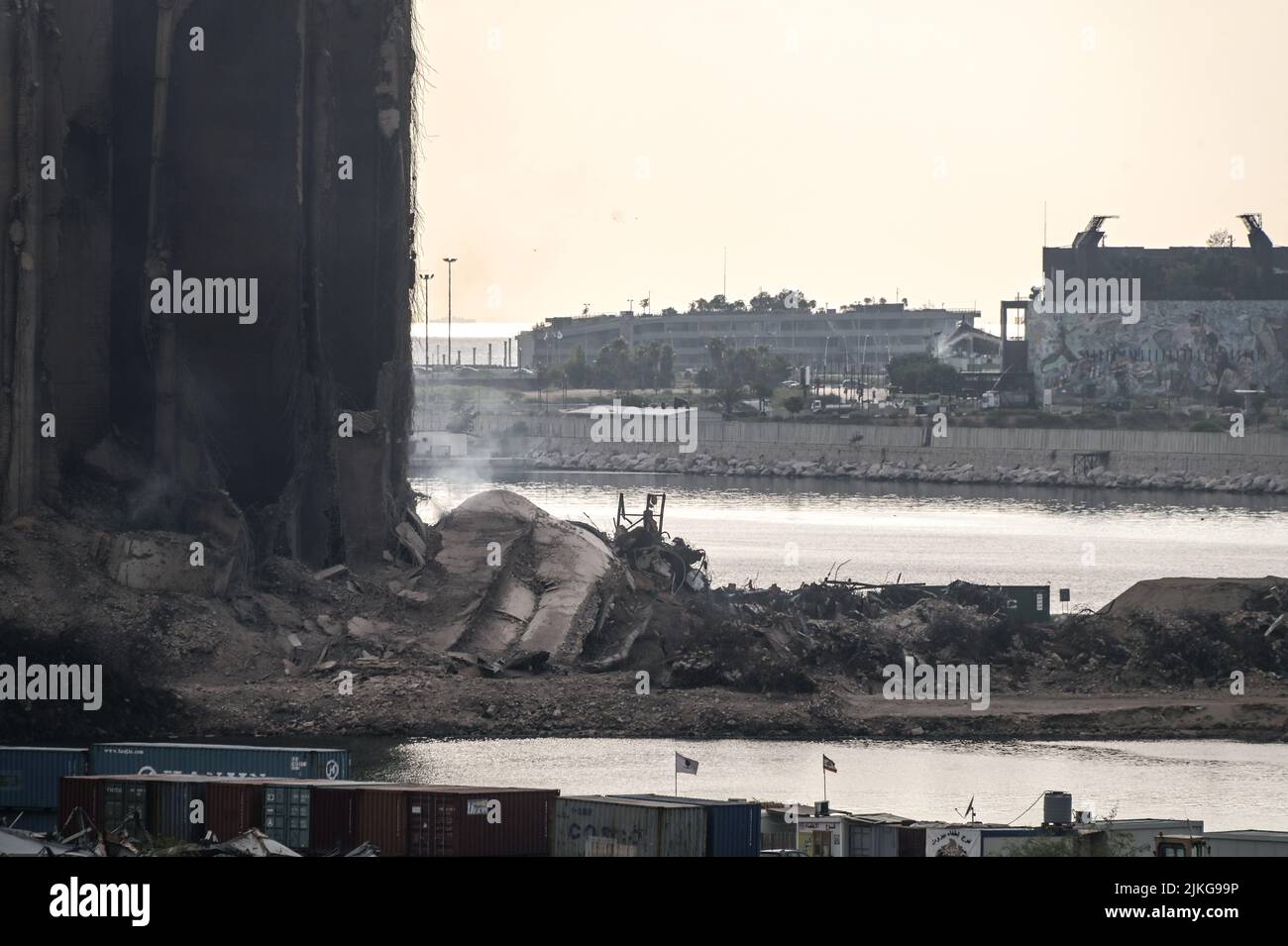 Beirut, Libanon, 31. Juli 2022. Nachdem das Getreide in den Getreidesilos, die vor zwei Jahren bei der Explosion im Hafen von Beirut am 4. August 2020 beschädigt wurden, in Brand gesetzt und über zwei Wochen verbrannt worden war, stürzten zwei Silos aus dem nördlichen Block der Struktur ein. Stockfoto