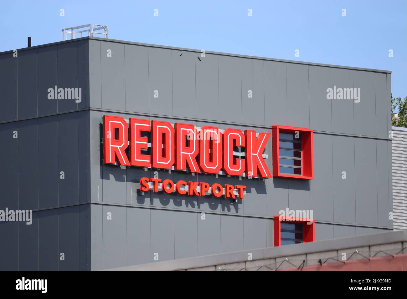 STOCKPORT, ENGLAND, 16. JULI 2022: Außenansicht von 'Red Rock', einem neuen Urlaubsziel in Stockport. Das Gebäude beherbergt ein Kino, Fitnessraum, Restaurants und Stockfoto