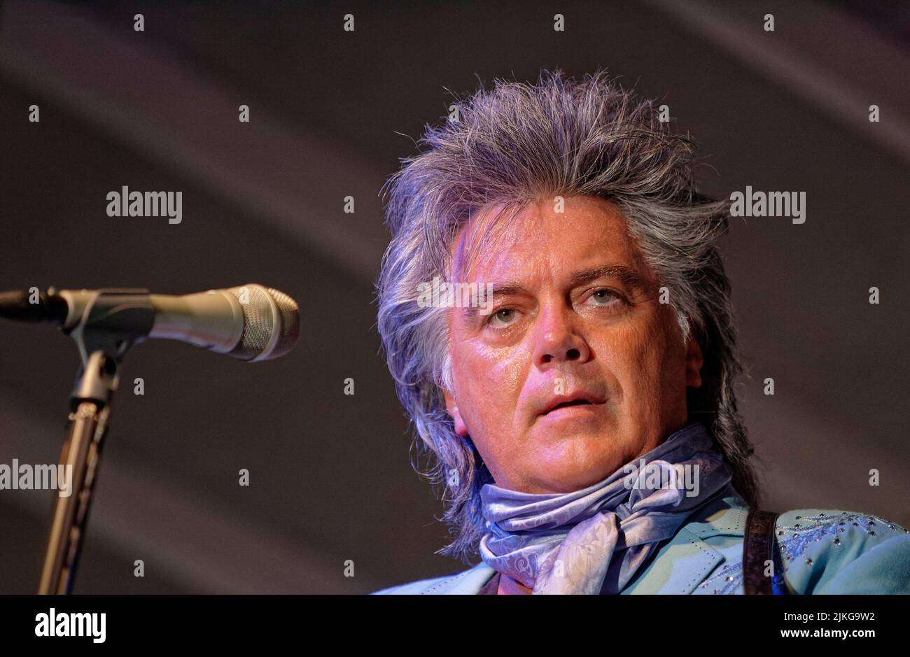 Marty Stuart tritt mit seiner Band Fabulous Superlatives während eines Lakefest-Konzerts zum 4. Juli am Samstag, den 3. Juli 2010 in Jamestown, Russell County, KY, USA. Stuarts erstes neues Studioalbum seit 2008, aufgenommen im RCA's Studio B in Nashville und mit dem Titel Ghost Train: The Studio B Sessions, soll nächsten Monat veröffentlicht werden. (APEX MediaWire Foto von Billy Suratt) Stockfoto