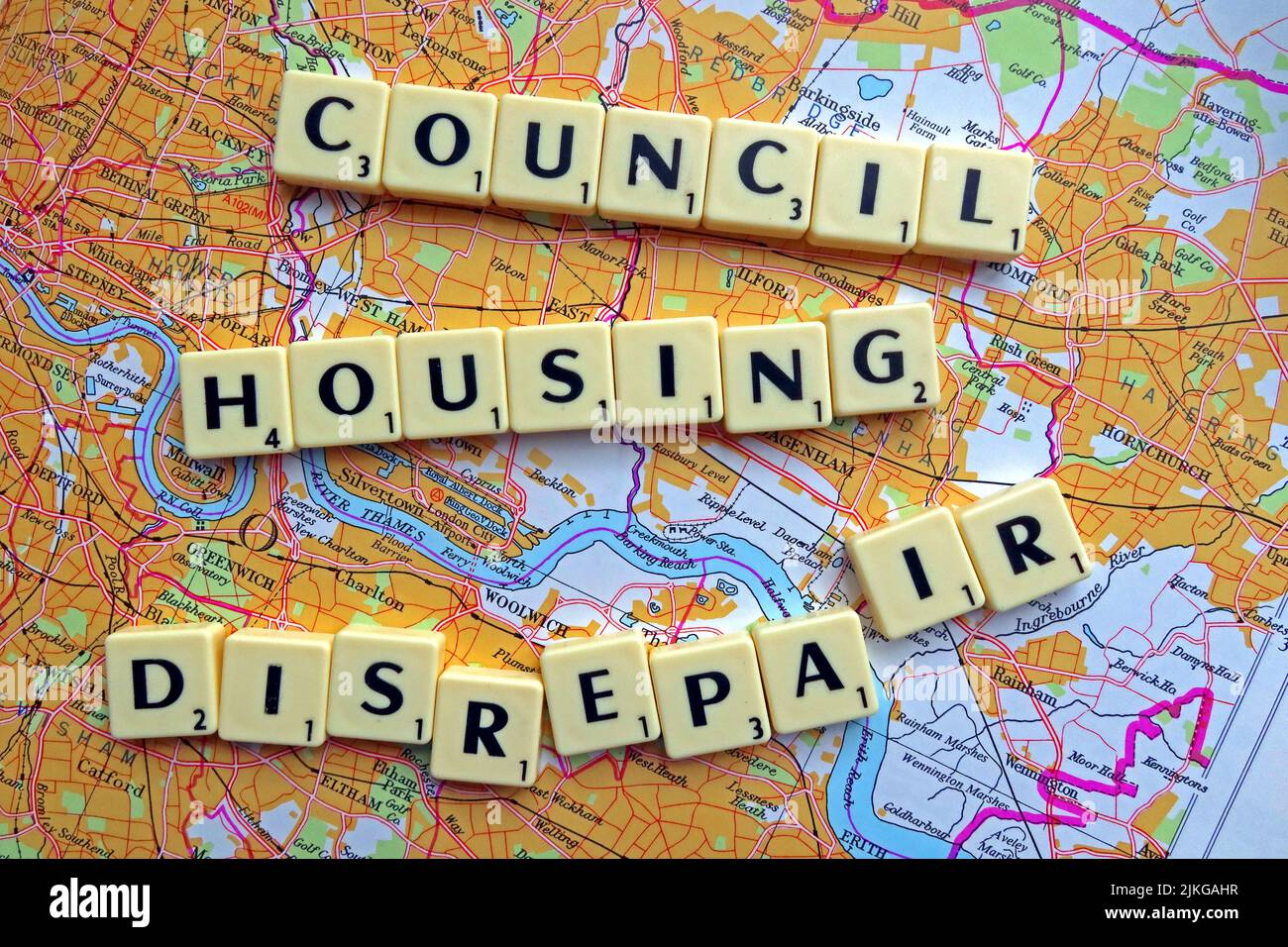 SocialHousing / Council Housing Desreparatur Probleme mit responsiven Reparaturen, die in Scrabble-Briefen auf einer Karte der Londoner Stadtteile geschrieben wurden Stockfoto