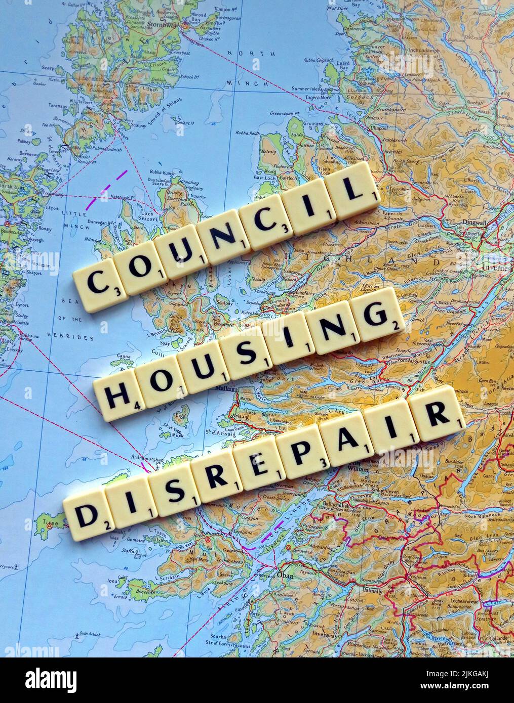 SocialHousing / Council Housing Desreparatur Probleme mit responsiven Reparaturen, die in Scrabble-Briefen auf einer Karte von Schottland geschrieben wurden Stockfoto