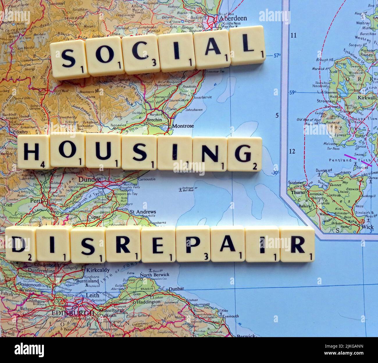 Scotland SocialHousing / Council Housing Desreparatur Probleme mit responsiven Reparaturen, die in Scrabble Letters auf einer Karte geschrieben wurden Stockfoto