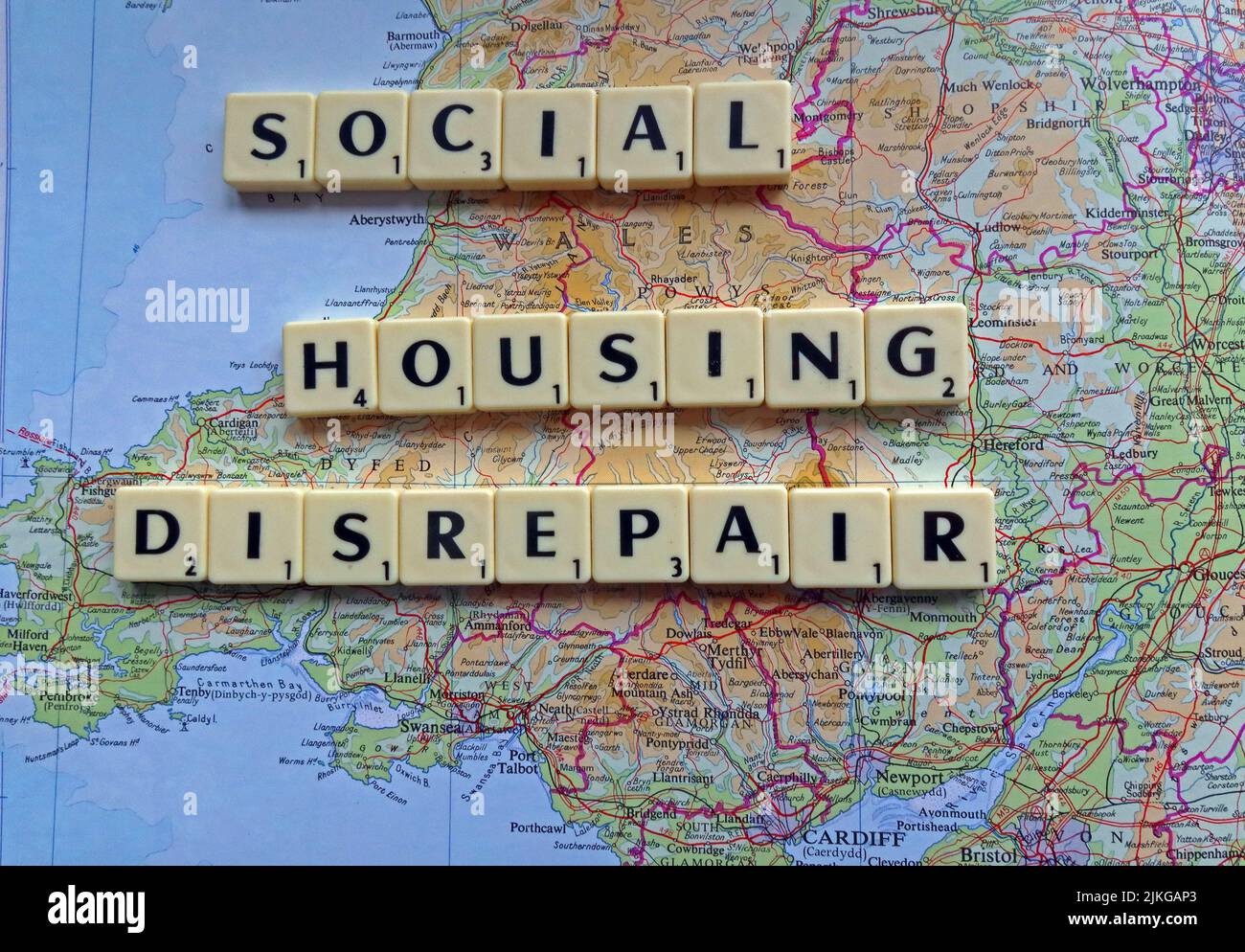 Welsh SocialHousing / Council Housing Desreparatur Probleme mit responsiven Reparaturen, die in Scrabble-Briefen auf einer Karte von Südwales geschrieben wurden Stockfoto