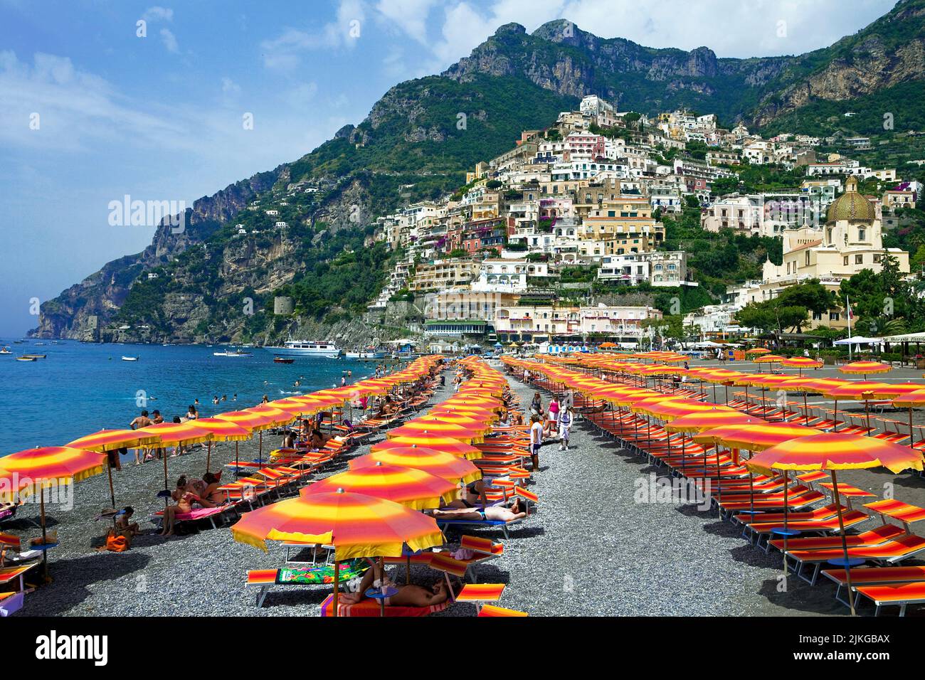 Menschen am Strand des Dorfes Positano, Amalfiküste, UNESCO-Weltkulturerbe, Kampanien, Italien, Europa Stockfoto