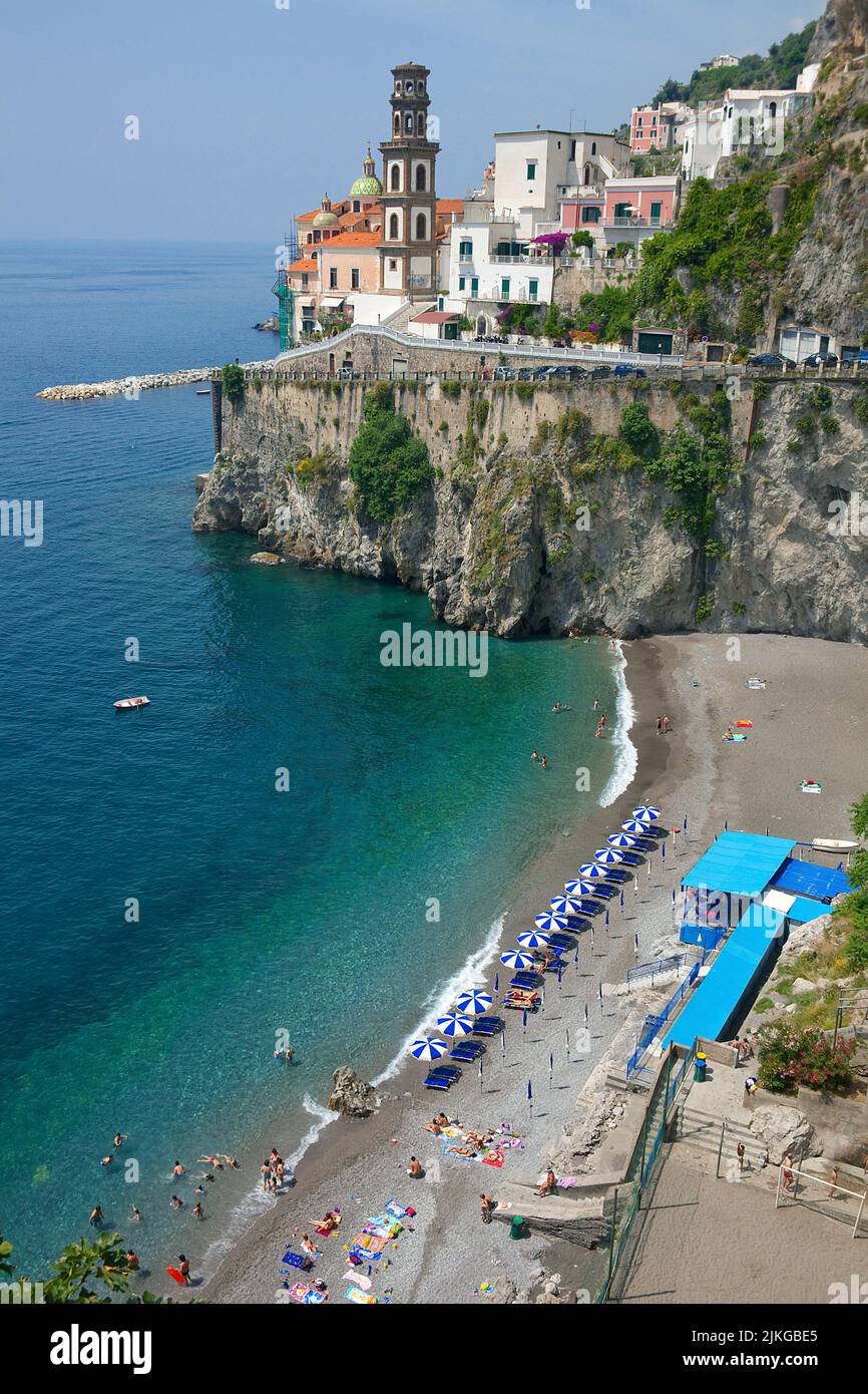 Das Dorf Atrani, Strand und Kirche der Heiligen Maria Magdalena, Amalfiküste, UNESCO-Weltkulturerbe, Kampanien, Italien, Europa Stockfoto