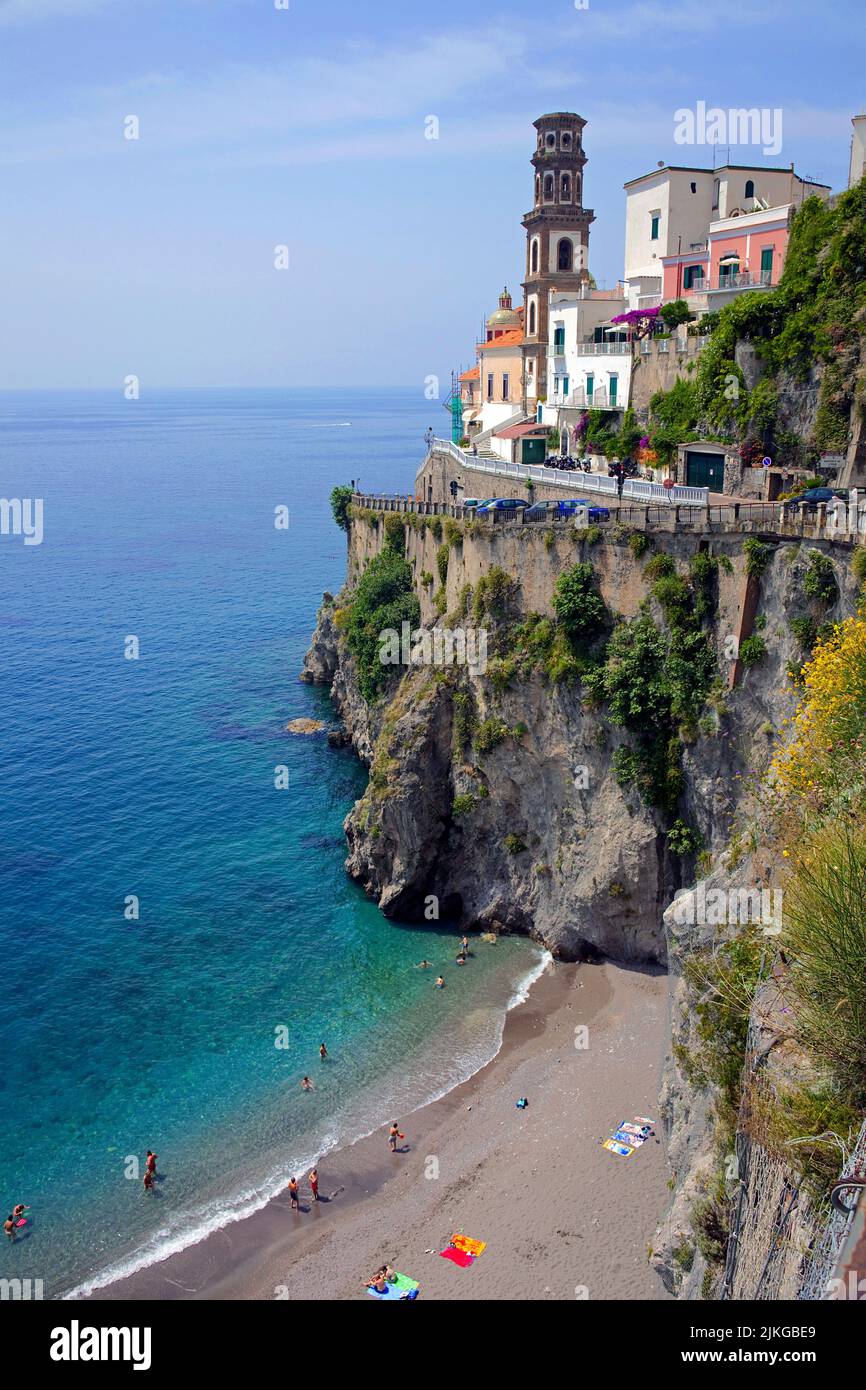 Das Dorf Atrani, Strand und Kirche der Heiligen Maria Magdalena, Amalfiküste, UNESCO-Weltkulturerbe, Kampanien, Italien, Europa Stockfoto