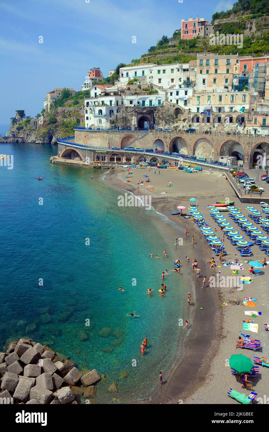 Strand des Dorfes Atrani, Amalfiküste, UNESCO-Weltkulturerbe, Kampanien, Italien, Europa Stockfoto