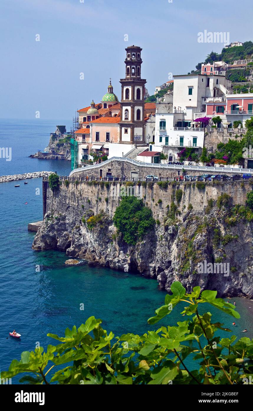 Das Dorf Atrani mit der Kirche der Heiligen Maria Magdalena, Atrani ist der Nachbarort von Amalfi, Amalfikueste, UNESCO Weltkulturerbe, Provinz Salern Stockfoto