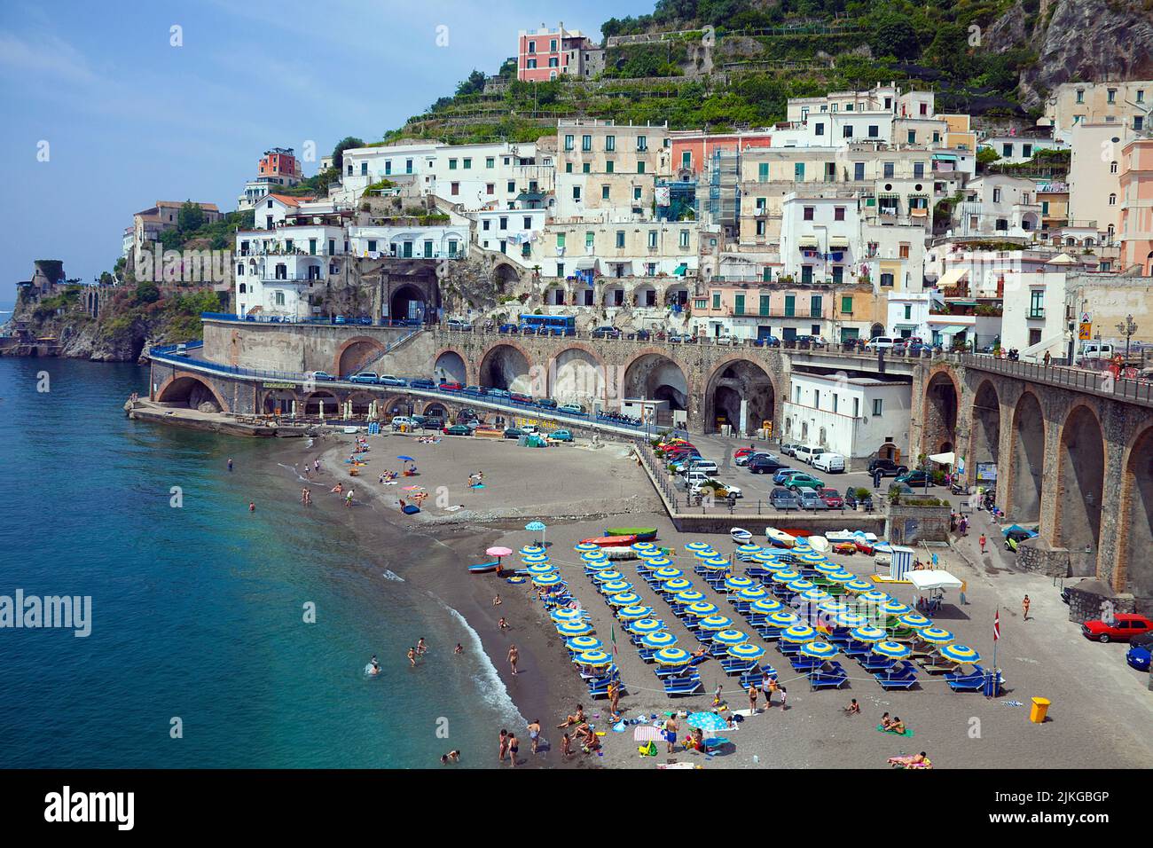 Strand des Dorfes Atrani, Amalfiküste, UNESCO-Weltkulturerbe, Kampanien, Italien, Europa Stockfoto