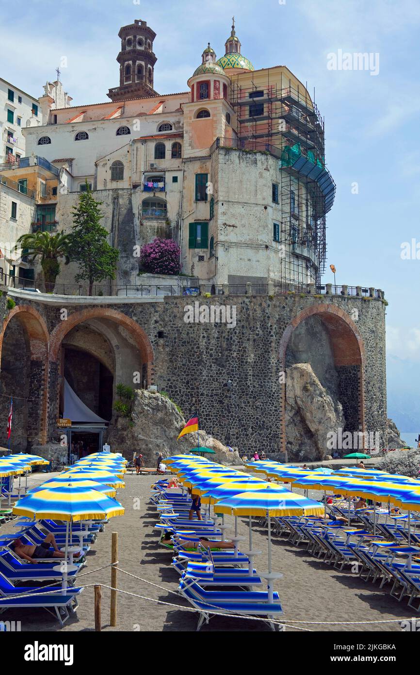 Das Dorf Atrani mit kleinem Strand und die Kirche der Heiligen Maria Magdalena, Atrani ist der Nachbarort von Amalfi, Amalfikueste, UNESCO Weltkultur Stockfoto