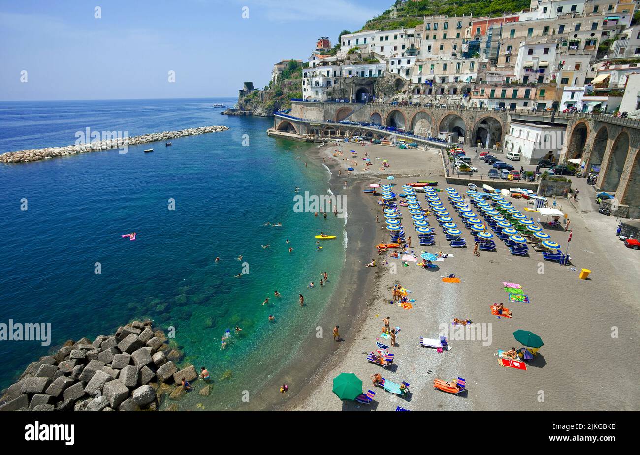 Strand des Dorfes Atrani, Amalfiküste, UNESCO-Weltkulturerbe, Kampanien, Italien, Europa Stockfoto