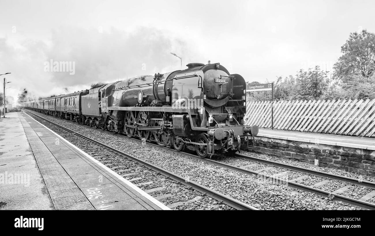 British India Line Dampflokomotive auf der Linie Settle & Carlisle, die am 2.. August 2022 durch Long Preston fährt. Stockfoto