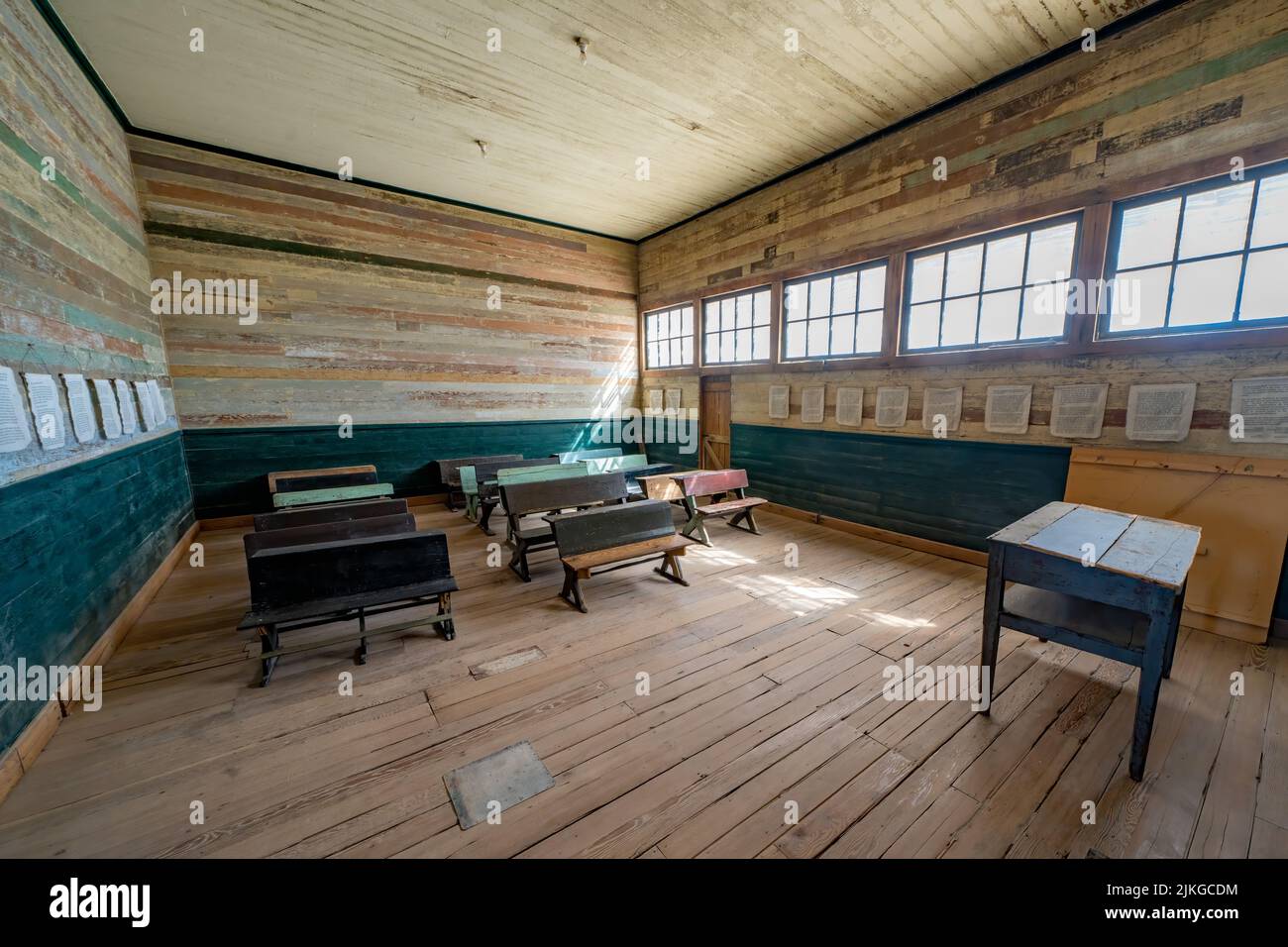 Die Grundschule in der ehemaligen Salpeter-Firmenstadt Humberstone, Chile. Jetzt eine Geisterstadt und ein Museum. Stockfoto