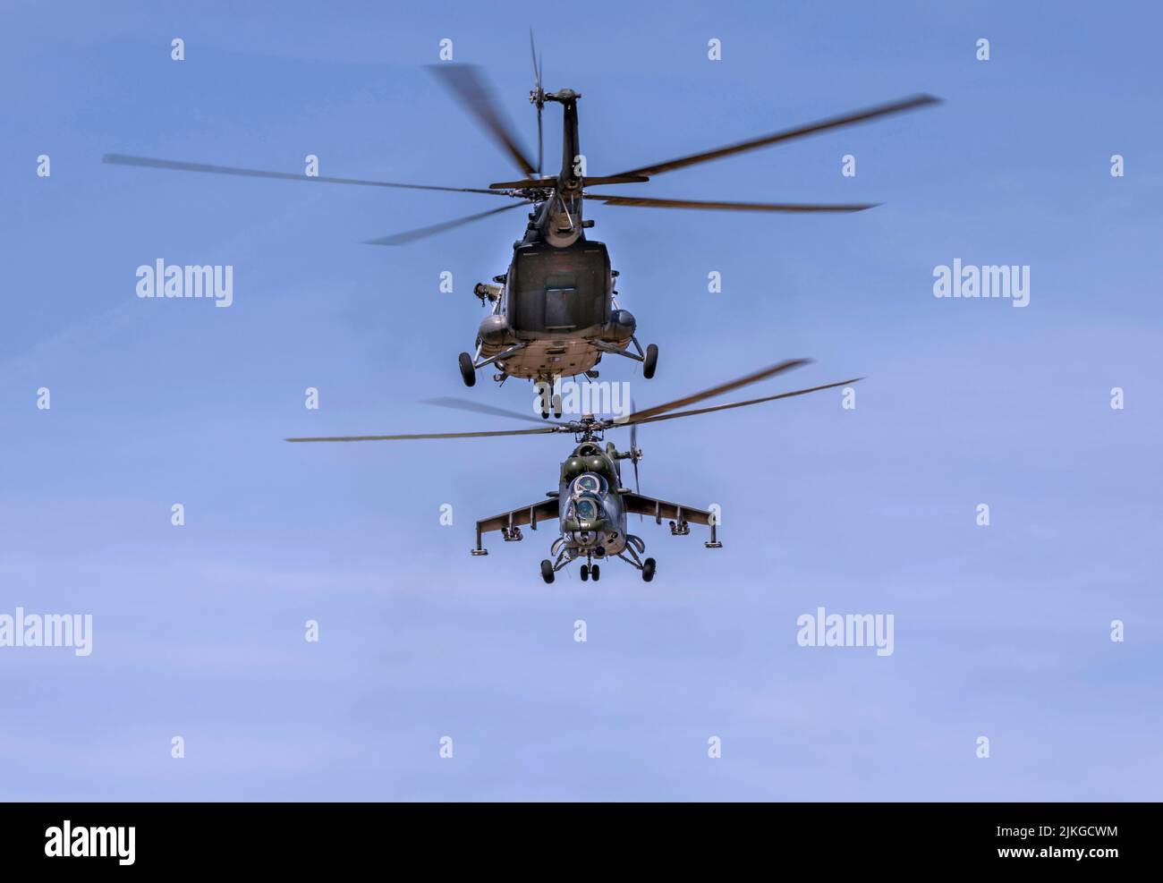 Tschechische Luftwaffe Mil Mi-24/Mi-171Sh Hip Helicopters Combat Search and Rescue Demonstration (CSAR) beim Royal International Air Tattoo Stockfoto