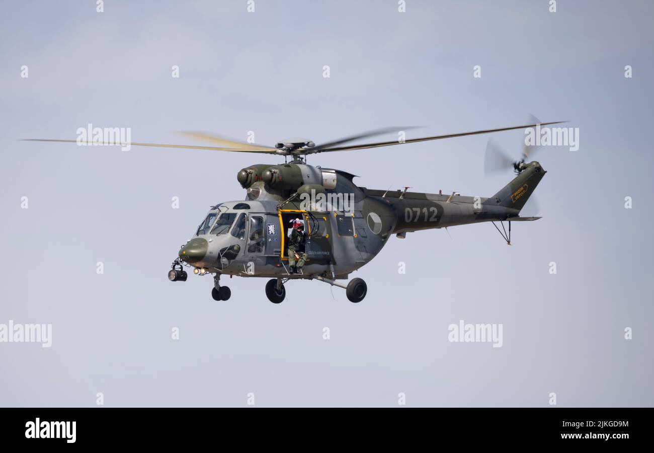 Tschechische Luftwaffe PZL W-3 Sokol Utility Helcopter während einer SAR-Demo auf der Royal International Air Tattoo 2022 Stockfoto