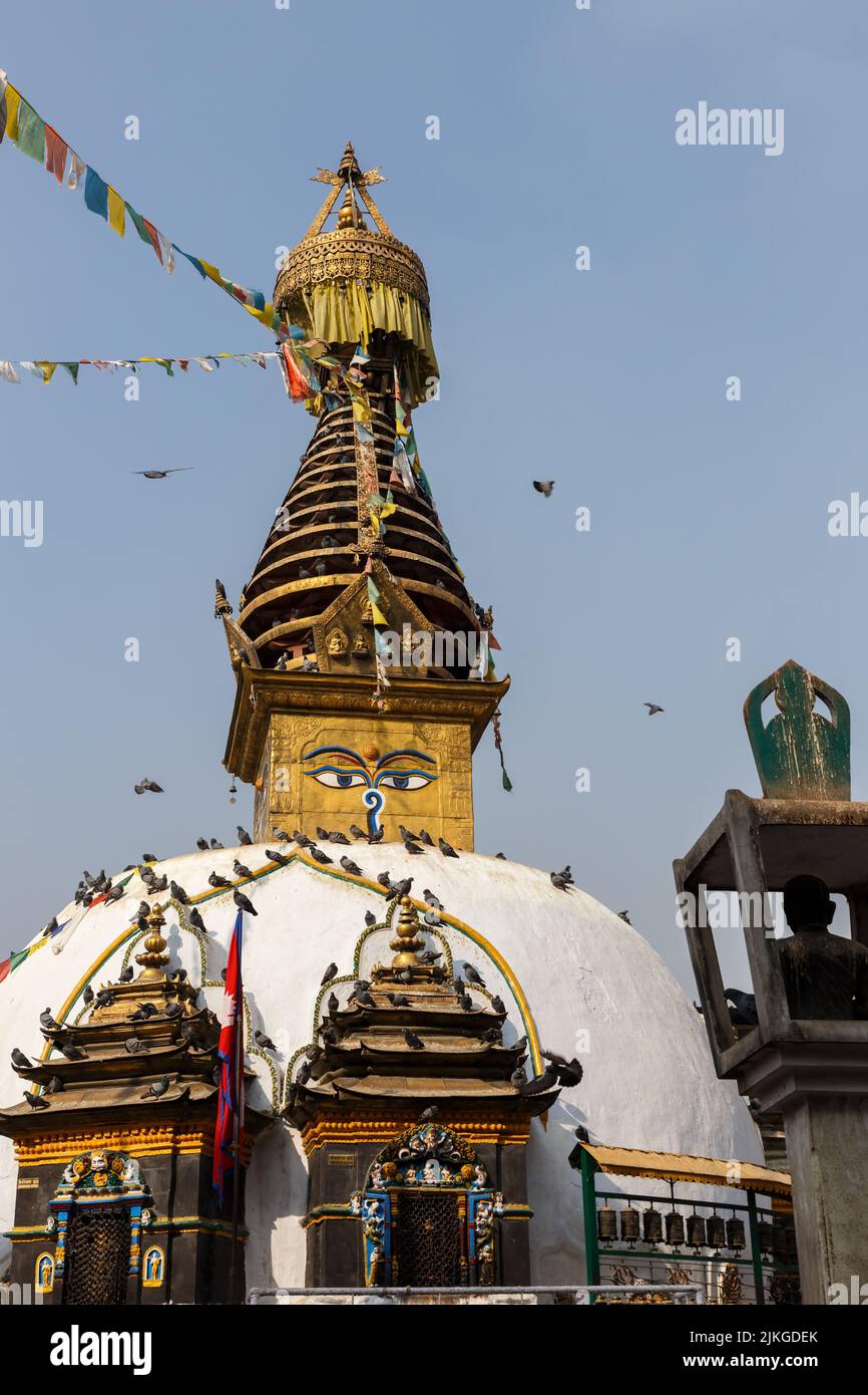 Kathmandu, Nepal - 25. November 2016: Kaathe Swyambhu ShreeGha Chaitya Stupa. Kathesimbu Stupa mit Buddha Augen, Hintergrund mit blauem Himmel und Gebet c Stockfoto