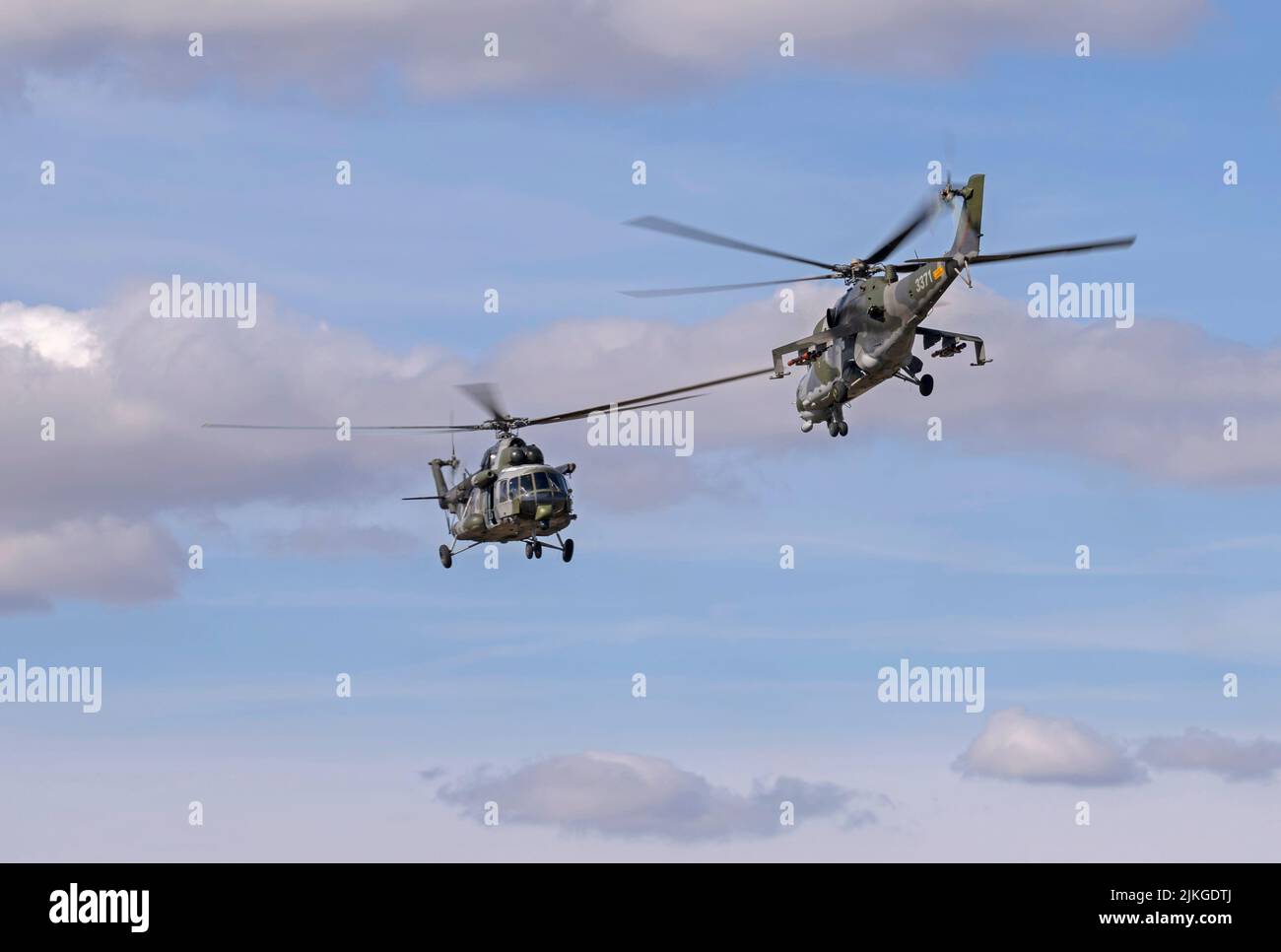 Tschechische Luftwaffe Mil Mi-24/Mi-171Sh Hip Helicopters Combat Search and Rescue Demonstration (CSAR) beim Royal International Air Tattoo Stockfoto