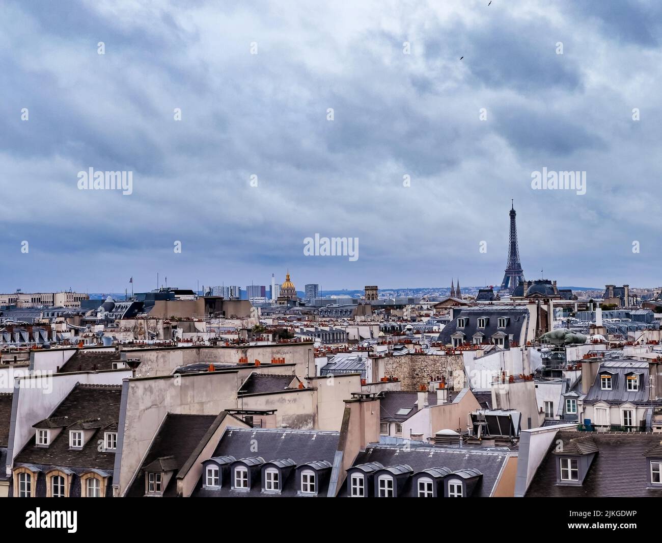 Eiffelturm über alten Gebäuden und Dächern - Panorama von Paris Stockfoto