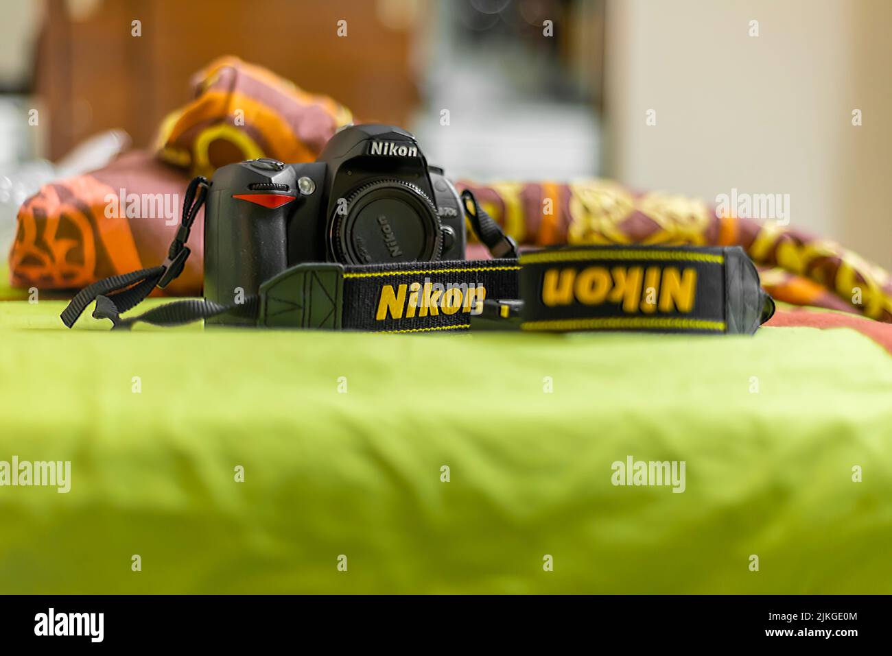 Nikon D70S 6,1MP Digital SLR Kameragehäuse mit einem wiederaufladbaren EN-EL3a Akku. Der D70s ist ein Update auf D70, Nikons erste DSLR für Endverbraucher. Stockfoto