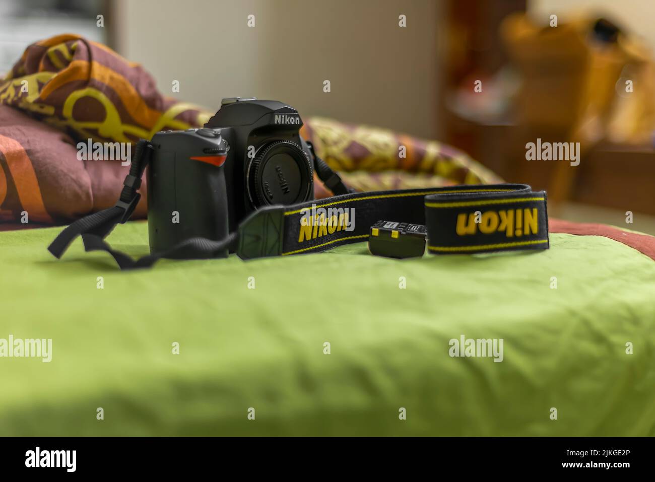 Nikon D70S 6,1MP Digital SLR Kameragehäuse mit einem wiederaufladbaren EN-EL3a Akku. Der D70s ist ein Update auf D70, Nikons erste DSLR für Endverbraucher. Stockfoto