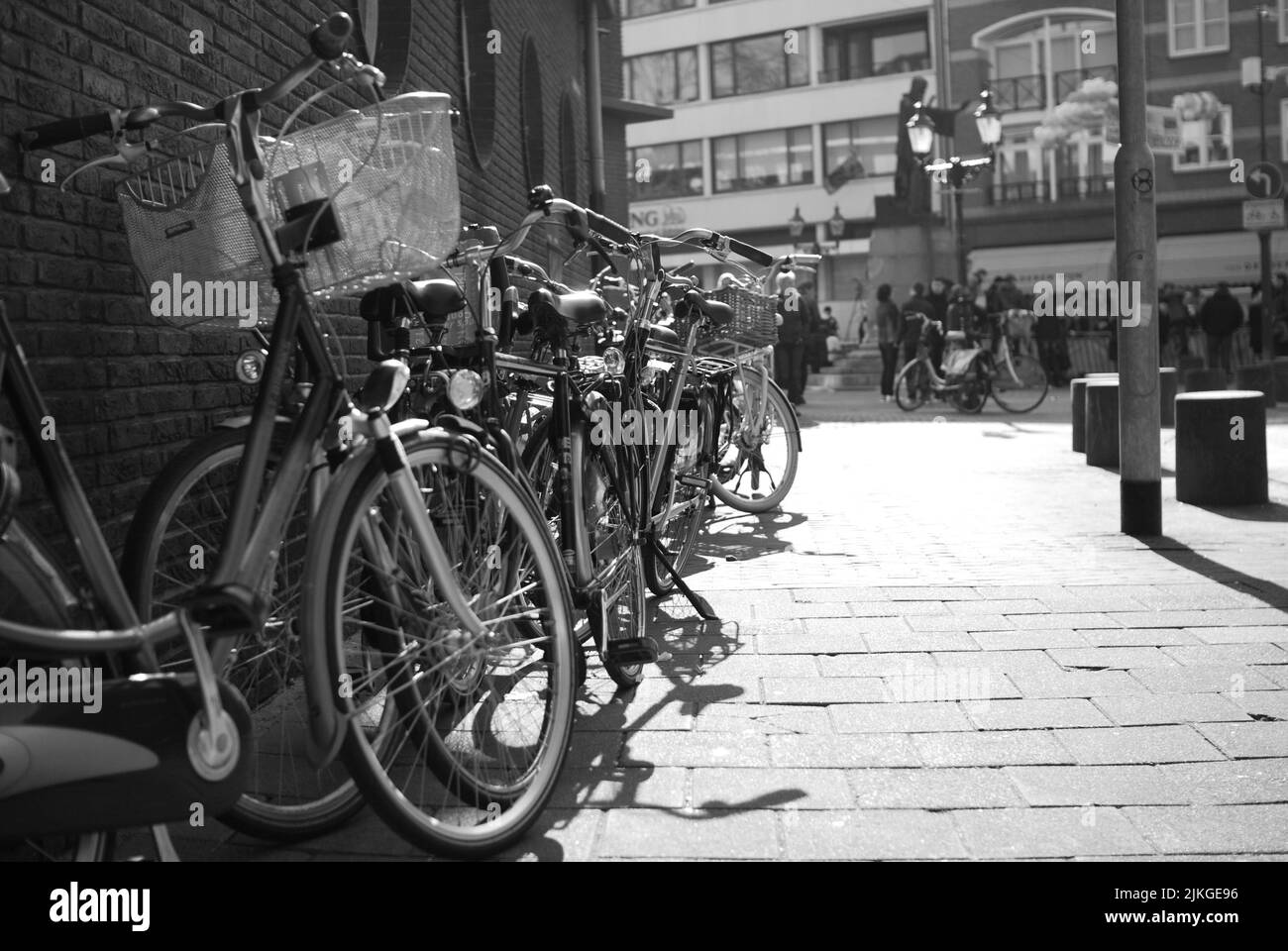 Die Fahrräder parkten auf der Straße mit Menschen in Venlo, Niederlande Stockfoto