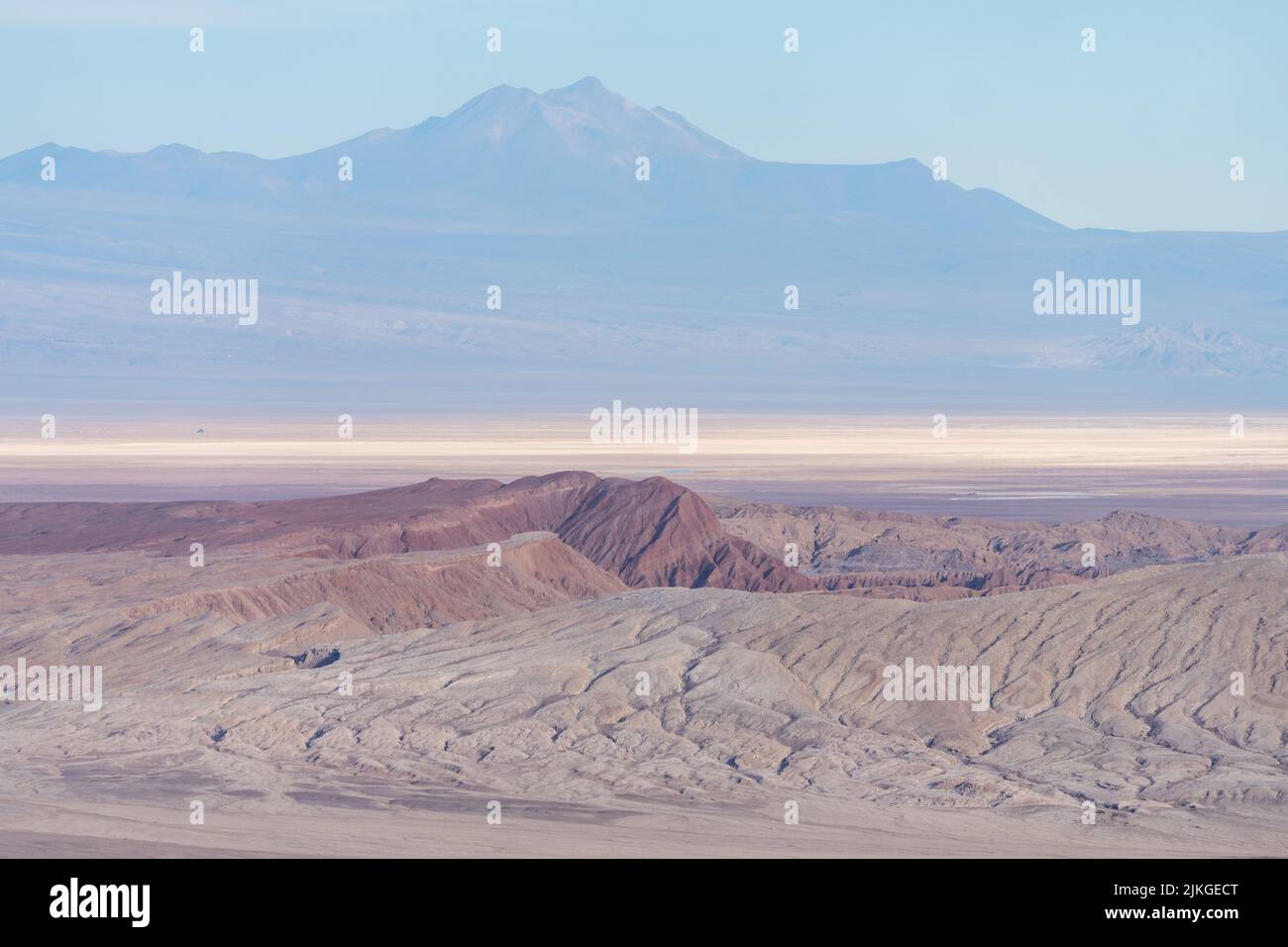 Das Tal des Mondes oder Valle de la Luna, der Salar de Atacama und der Cerro Pajonales in den Anden, von Westen betrachtet. Chile. Stockfoto