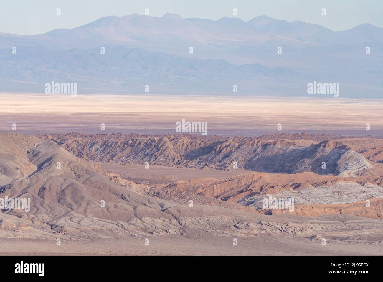 Das Tal des Mondes oder Valle de la Luna, der Salar de Atacama und die Anden, von Westen betrachtet. Chile. Stockfoto